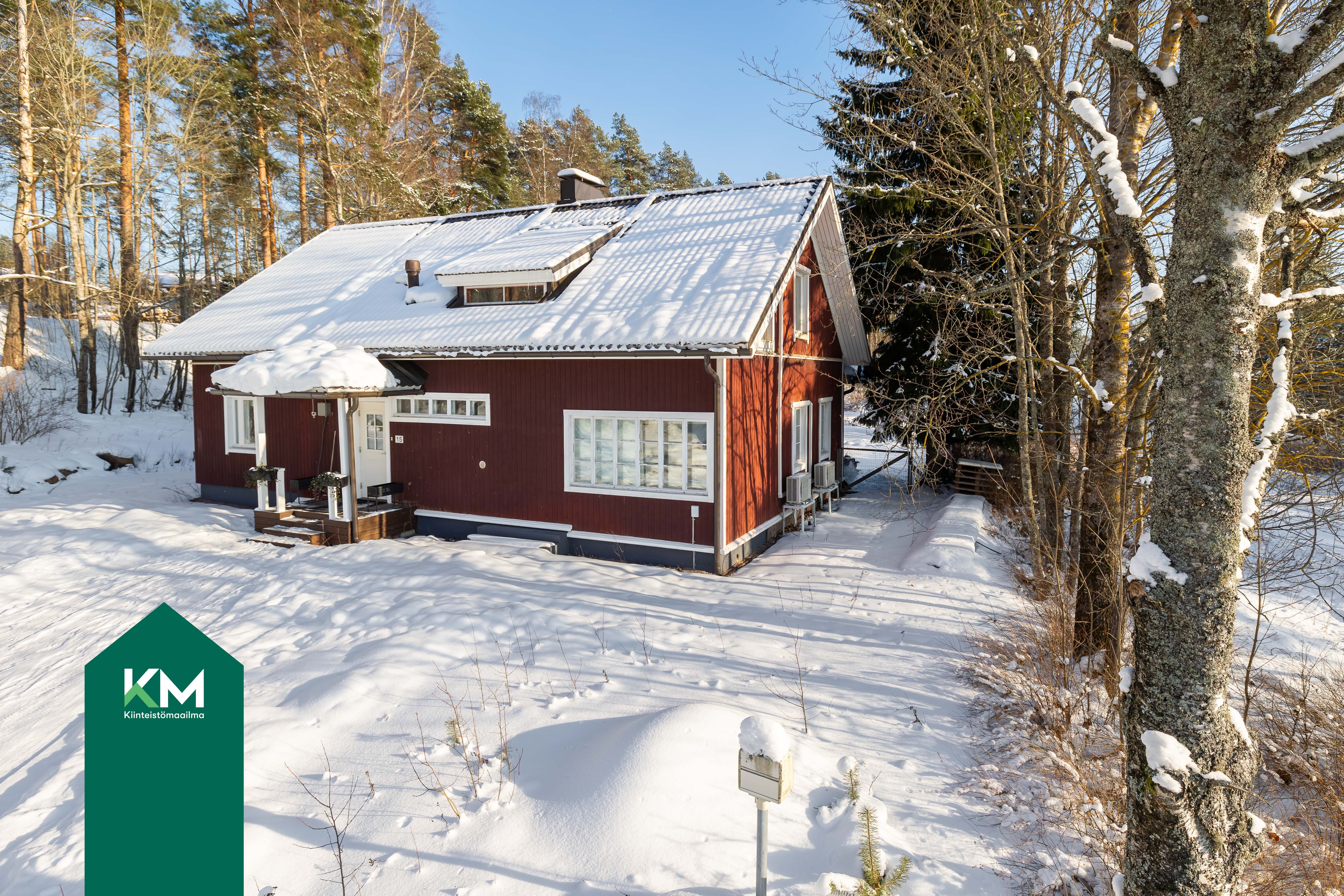 Julkisivu etupihan puolelta