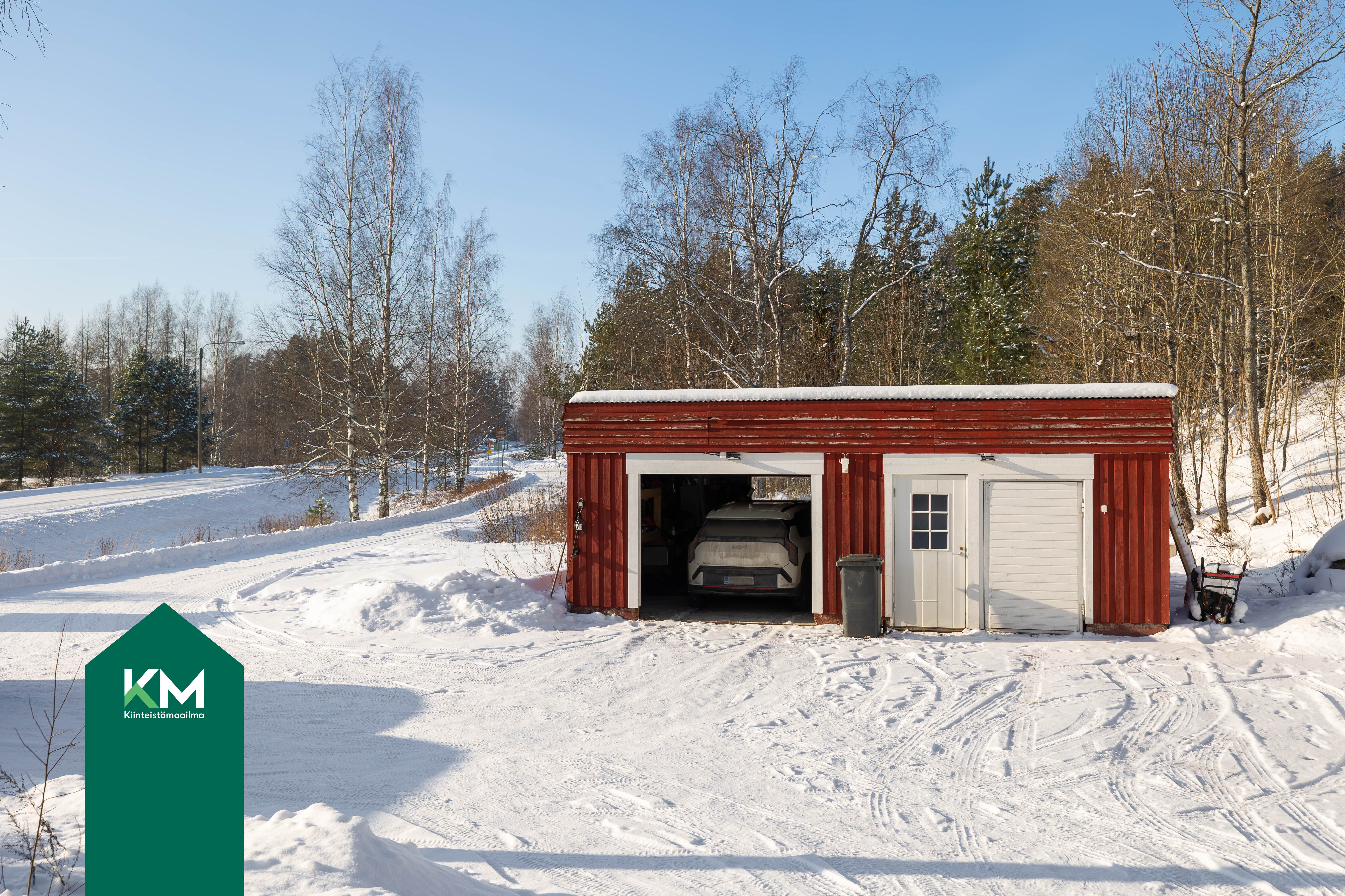 Autolle on talli, minkä yhteydessä varastotilaa