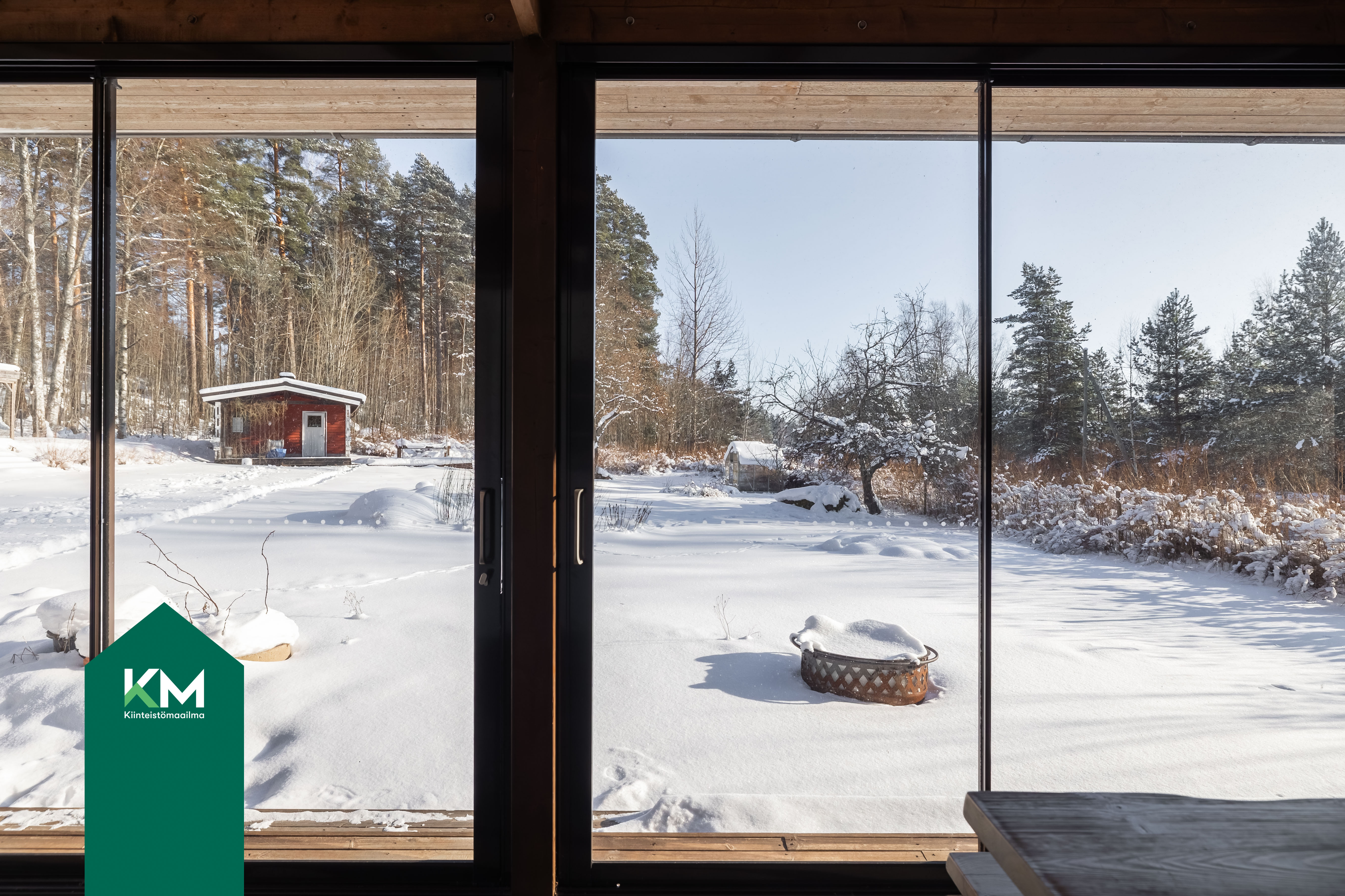 Näkymä terassilta takapihan suuntaan