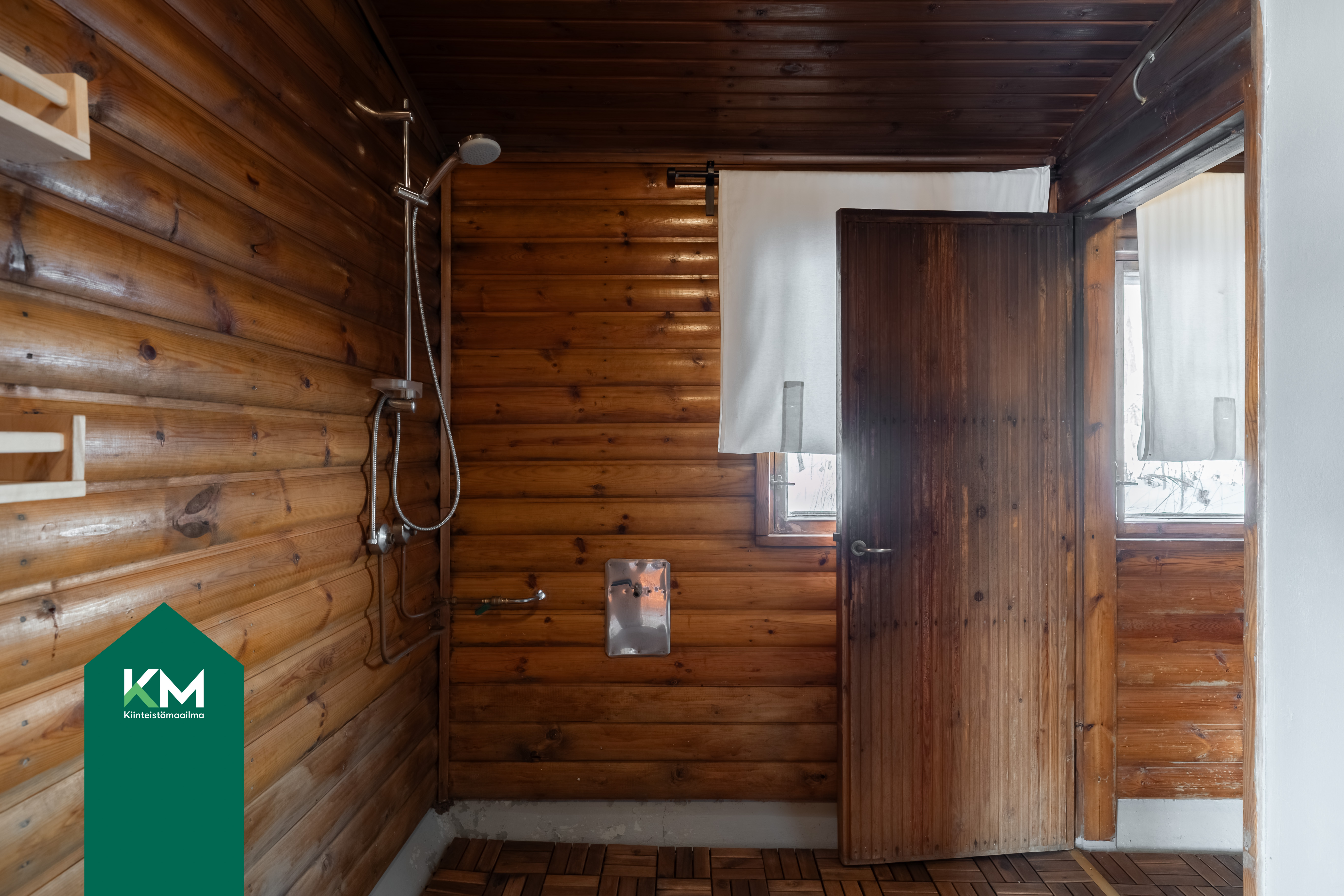 Pihasaunassakin on suihku 