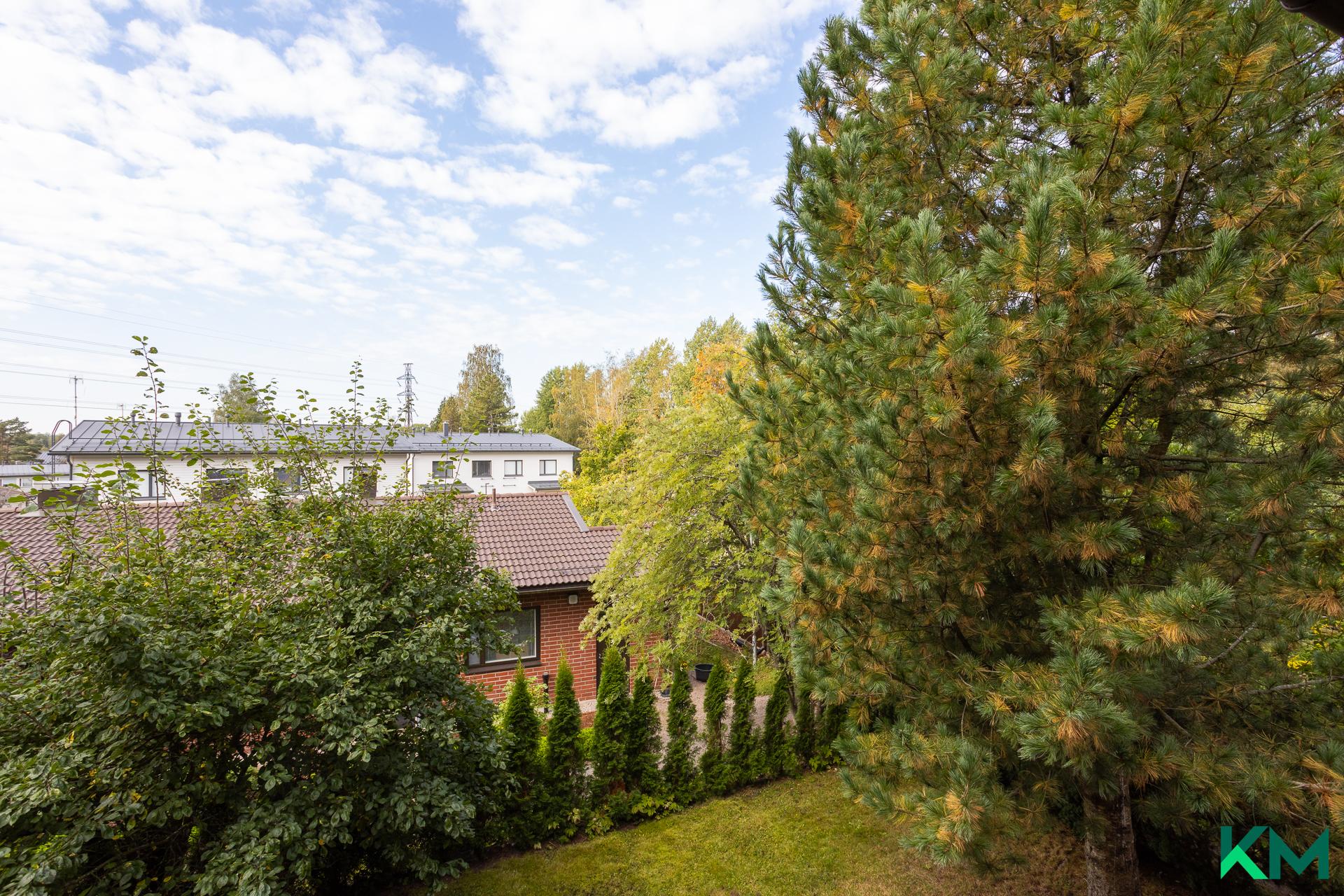 Vehreät näkymät huoneesta