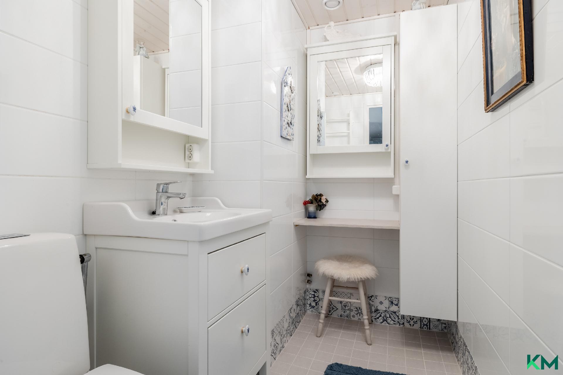 yläkerran wc/kylpyhuone