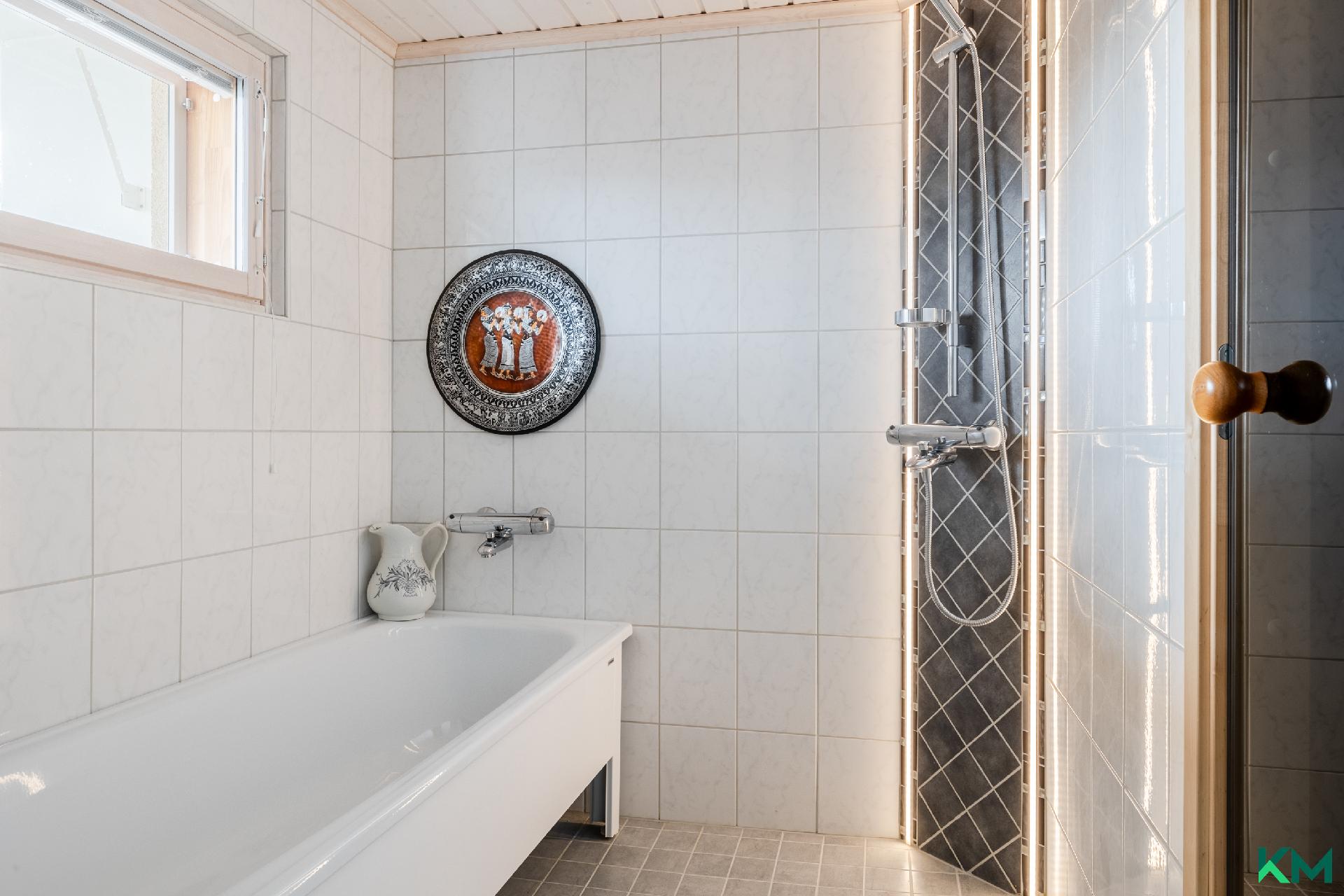 alakerran kylpyhuone/sauna