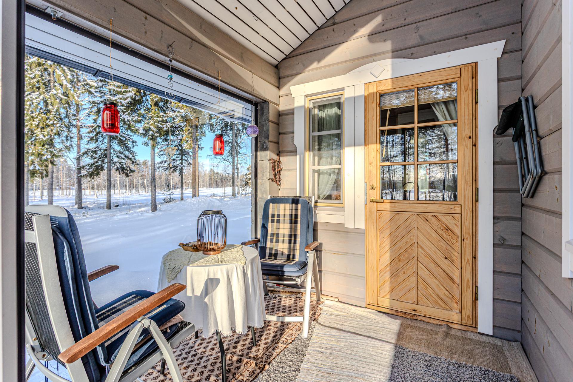 Lasitettu kuisti, käynti olohuoneesta