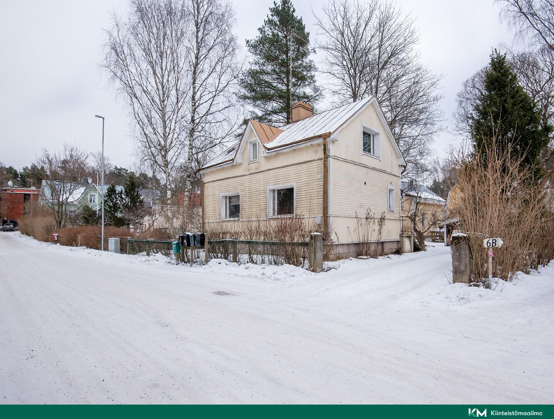 Julkisivu kadulta päin