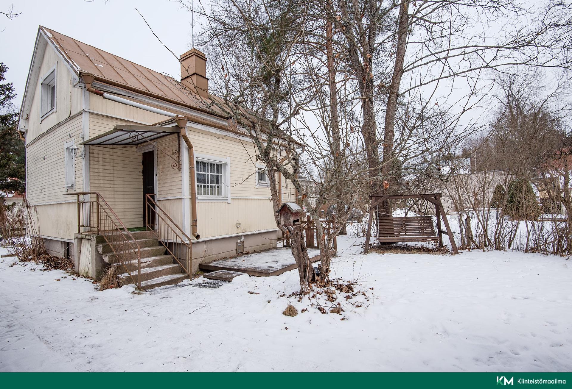 Julkisivu pihan puolelta