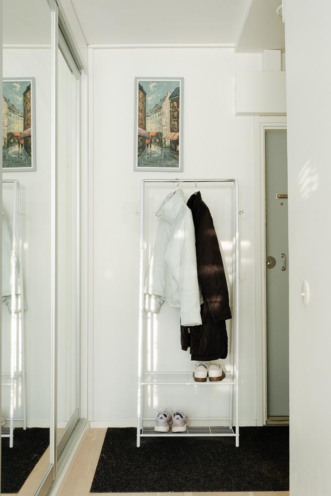 Eteisessä on kaksi kaapistoa