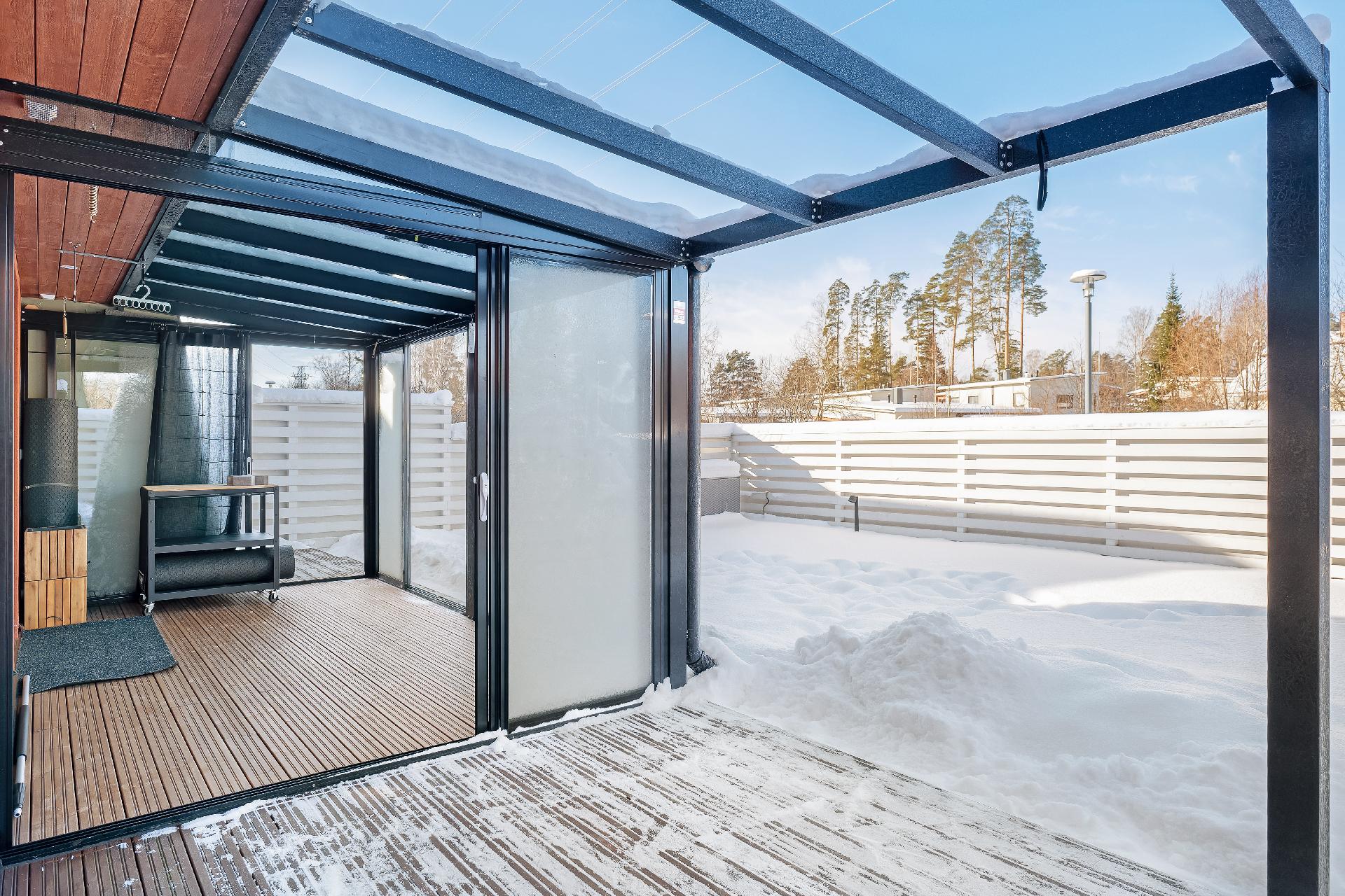 Suuri lasitettu terassi & avoterassi pihoineen