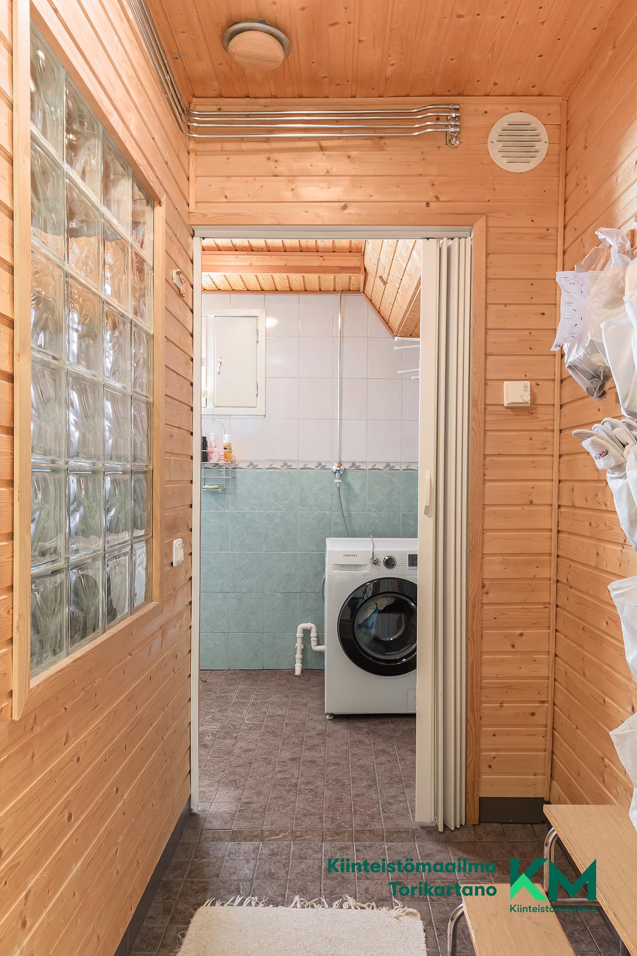 Pesuhuoneen yhteydessä pukeutumistila.