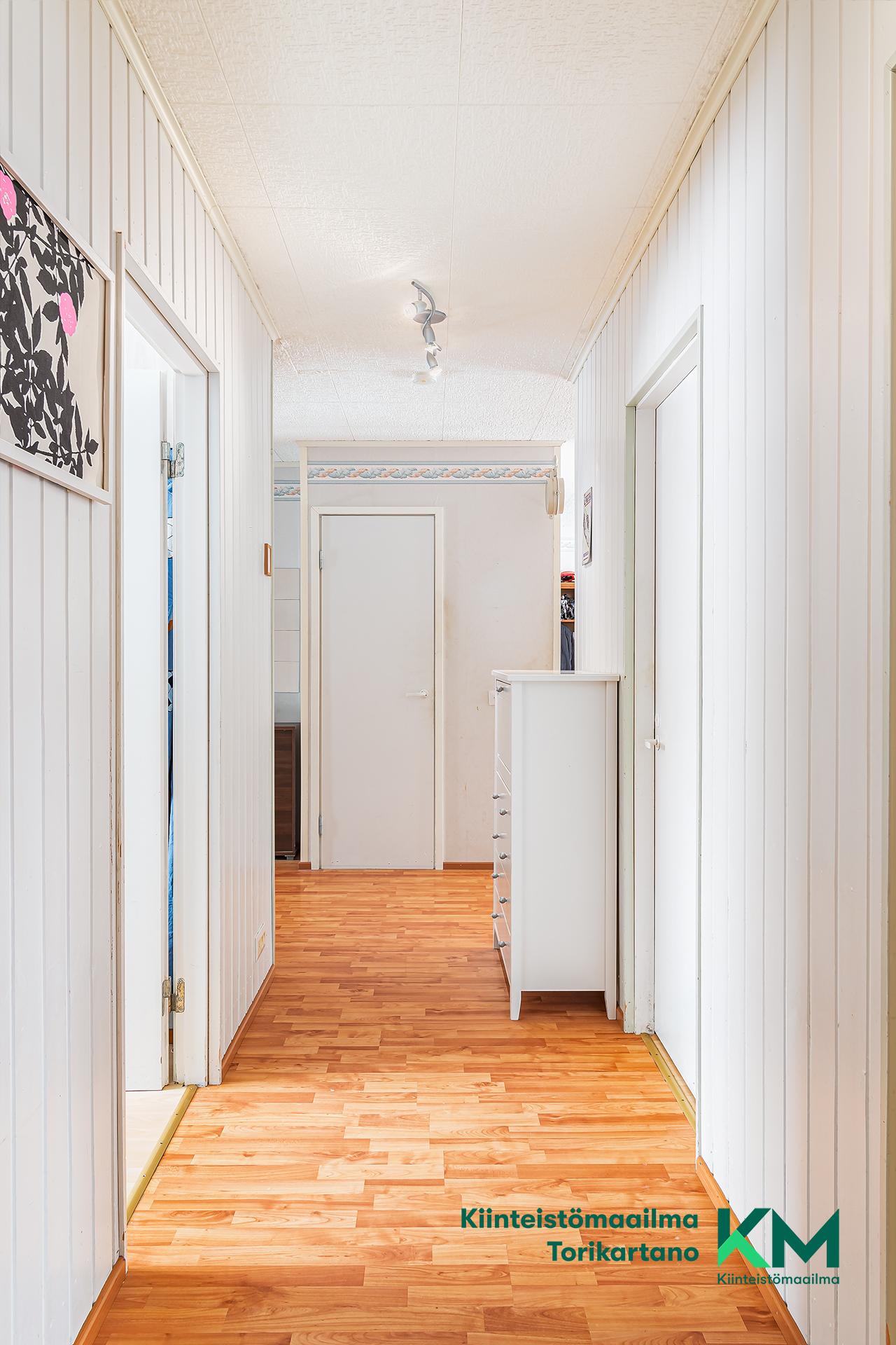 Lisäksi säilytystilana eteisen yhteydessä oleva kaappi.