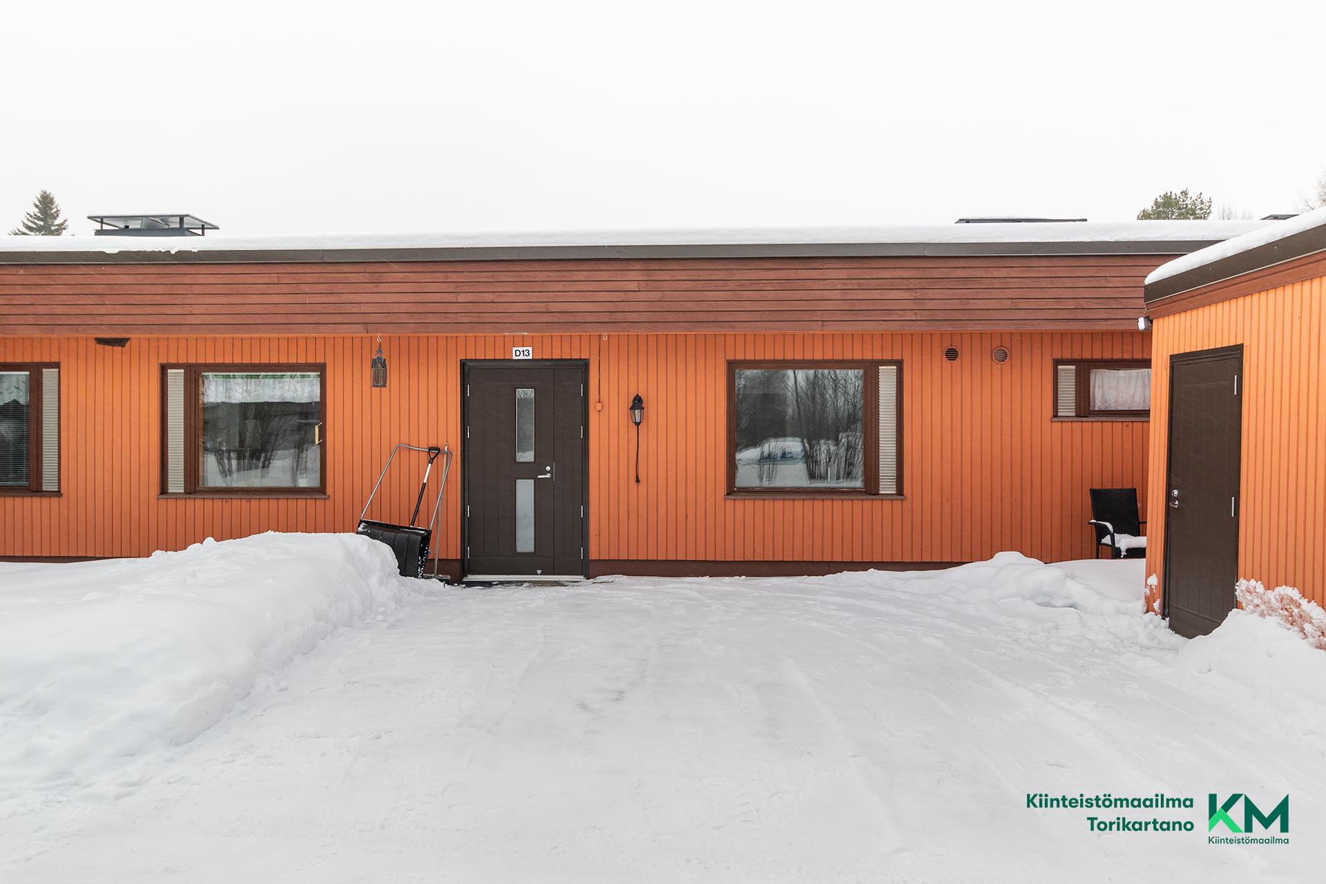 Etupihan puolella ulkovarasto.