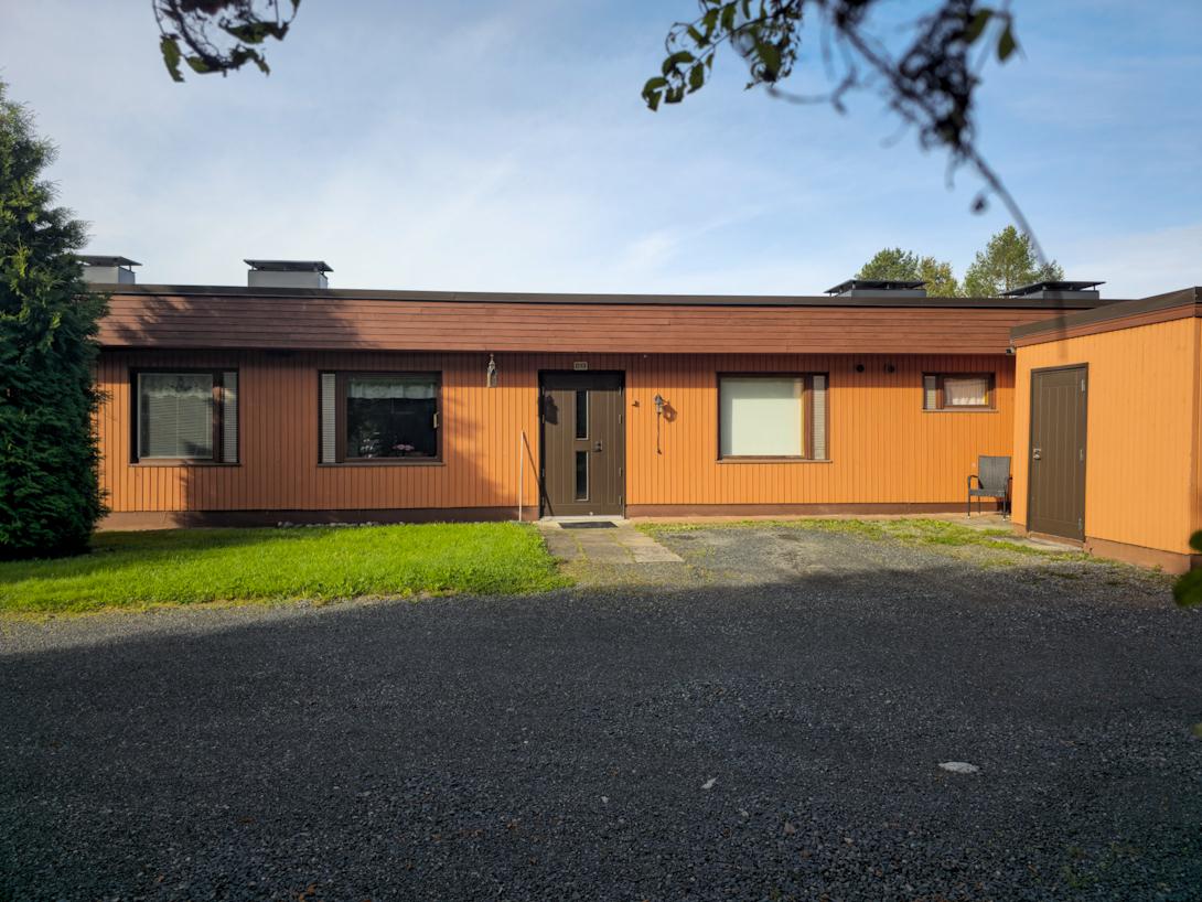 Tilava etupiha ja ulkovarasto.