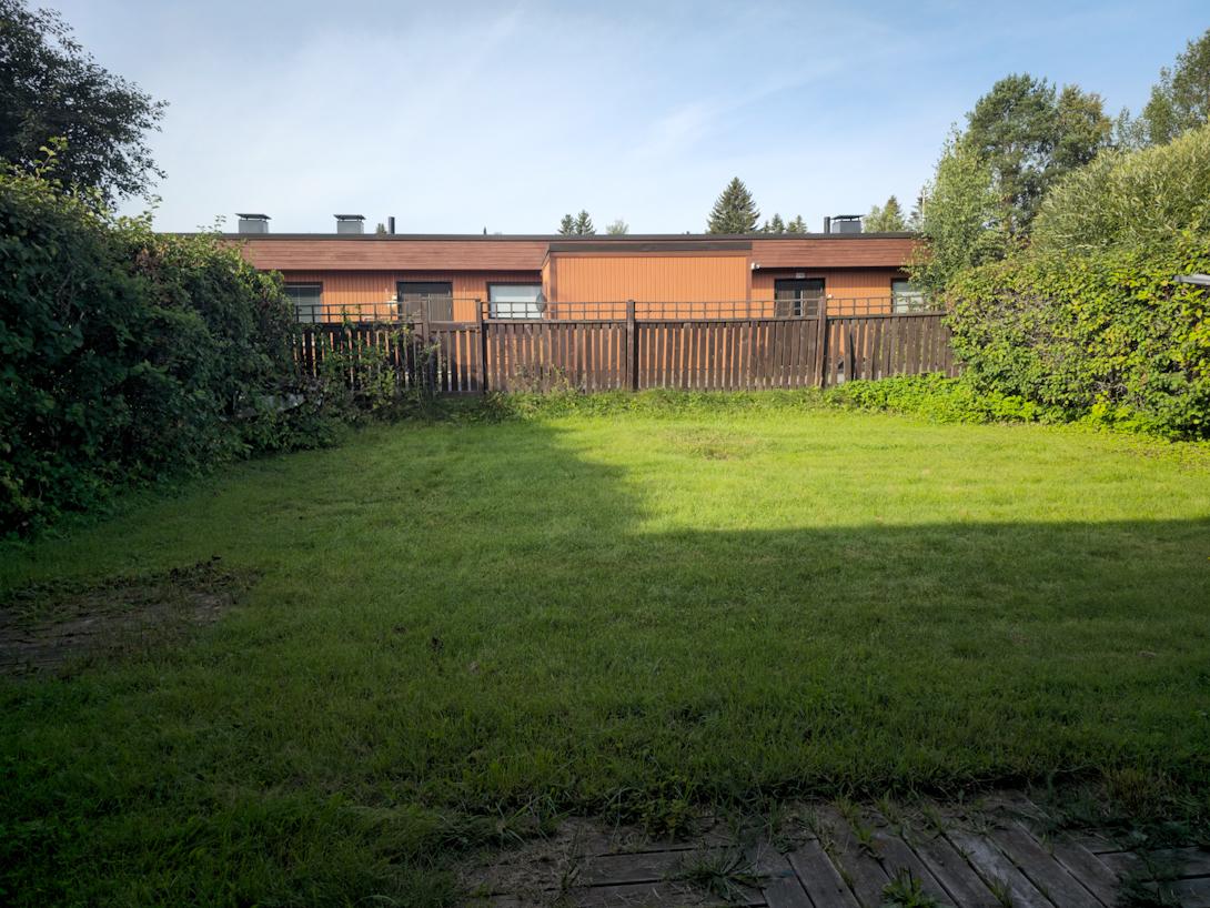 Suuri aidattu takapiha.