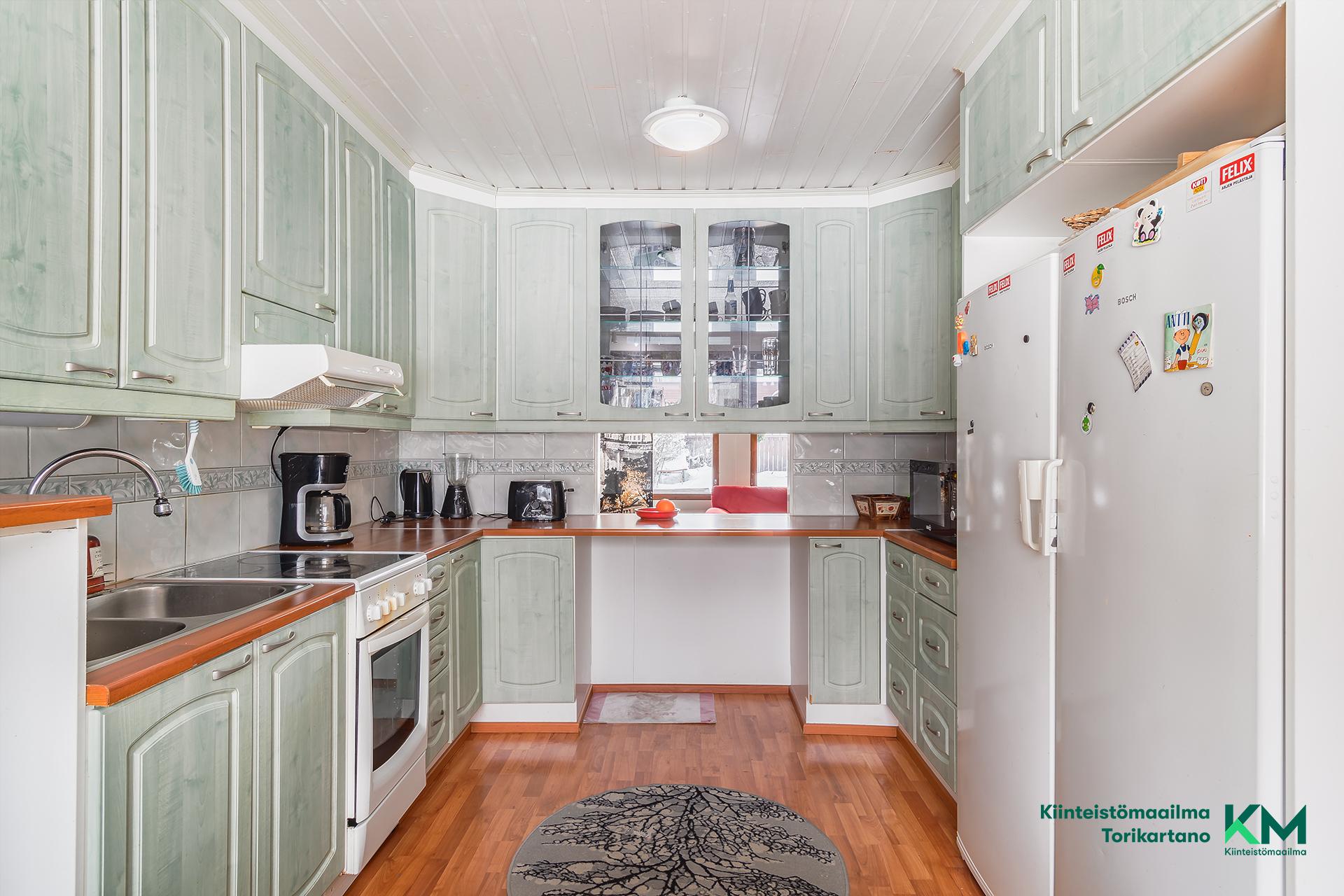 Keittiön ja olohuoneen välinen seinä on osittain avattu.