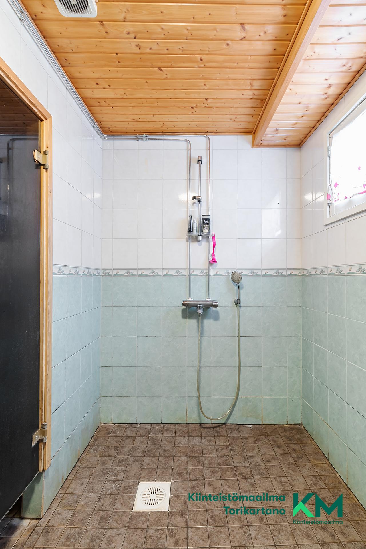 Ikkunalliseen kylpyhuoneeseen mahtuu kodinhoitopiste.