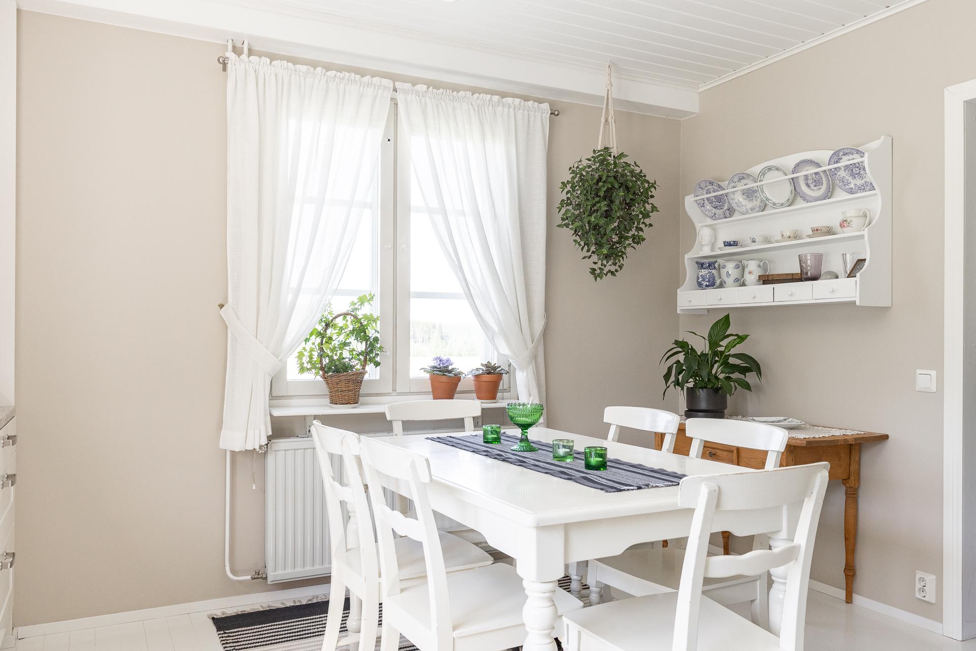 ruokailutila keittiössä