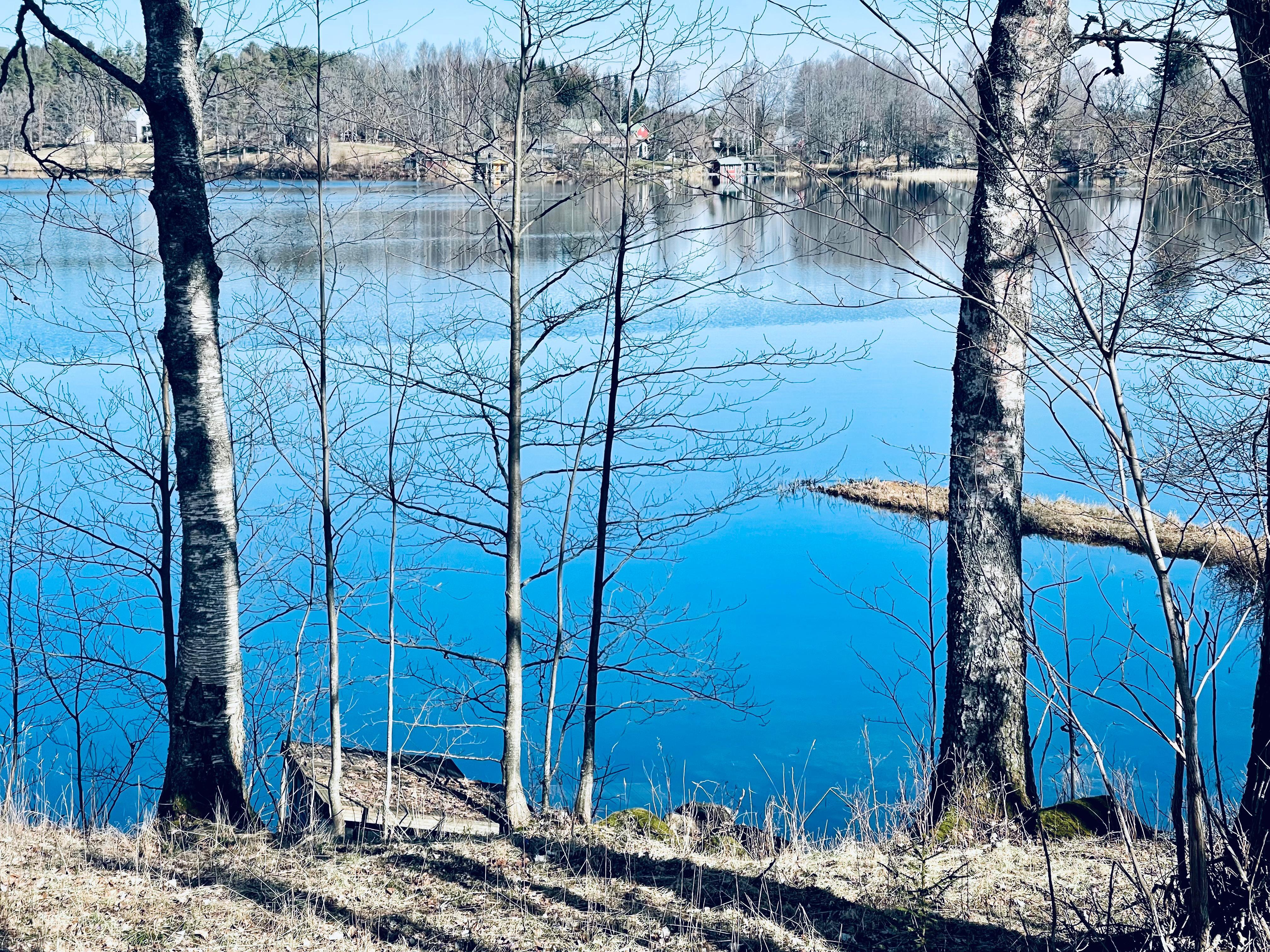 Kiinteistö upeiden järvimaisemien vieressä.