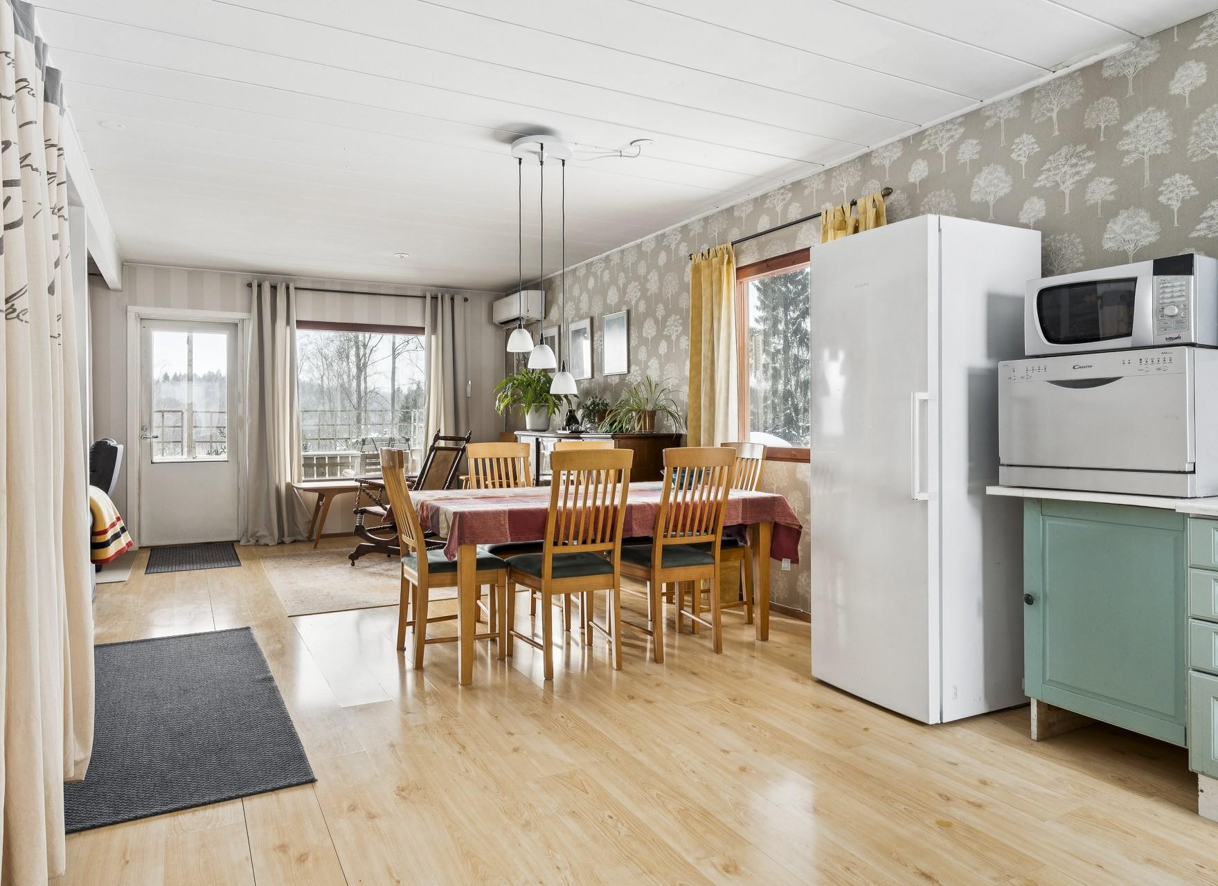 Keittiö-ruokailutila-olohuoe