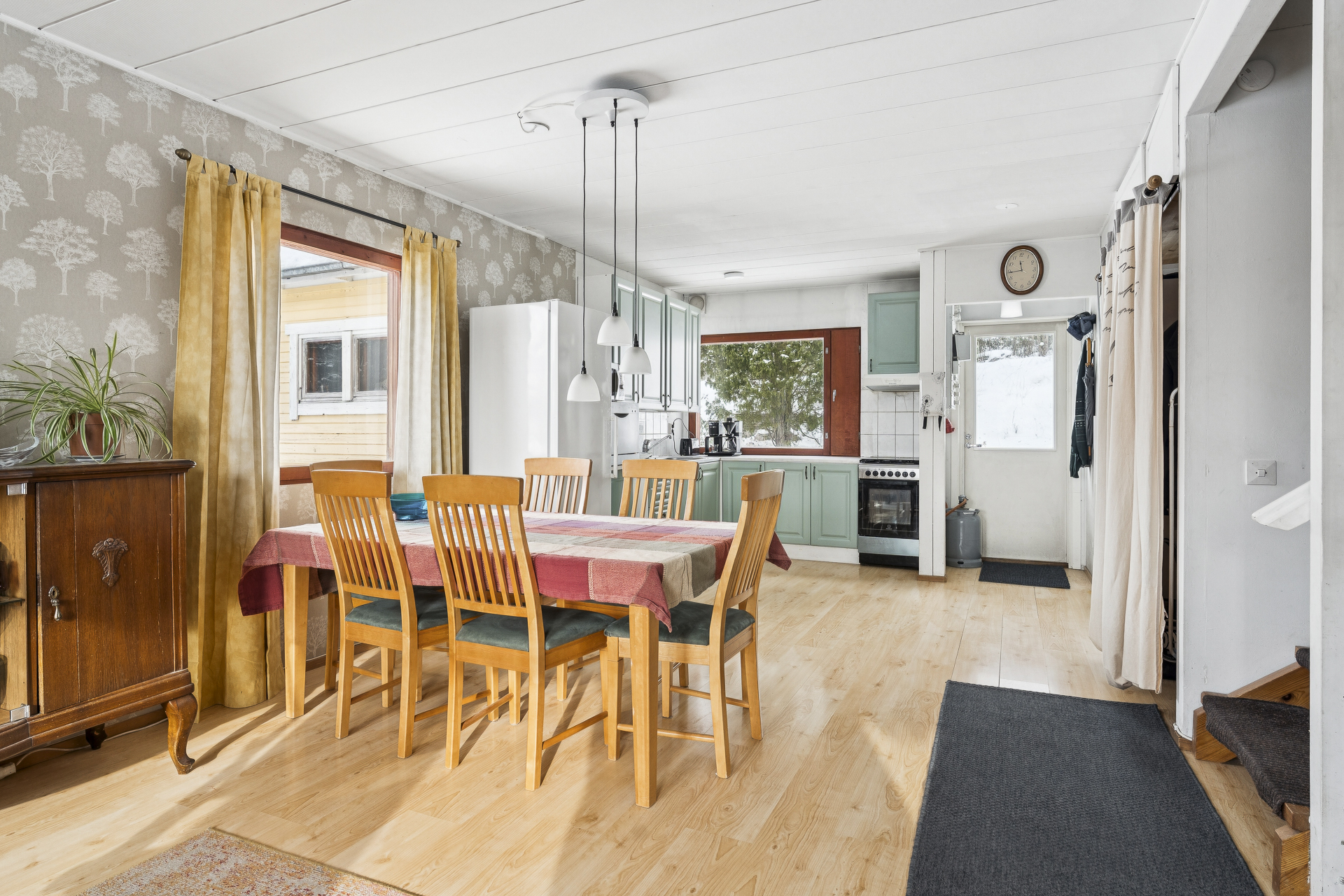 Ruokailutila-keittiö