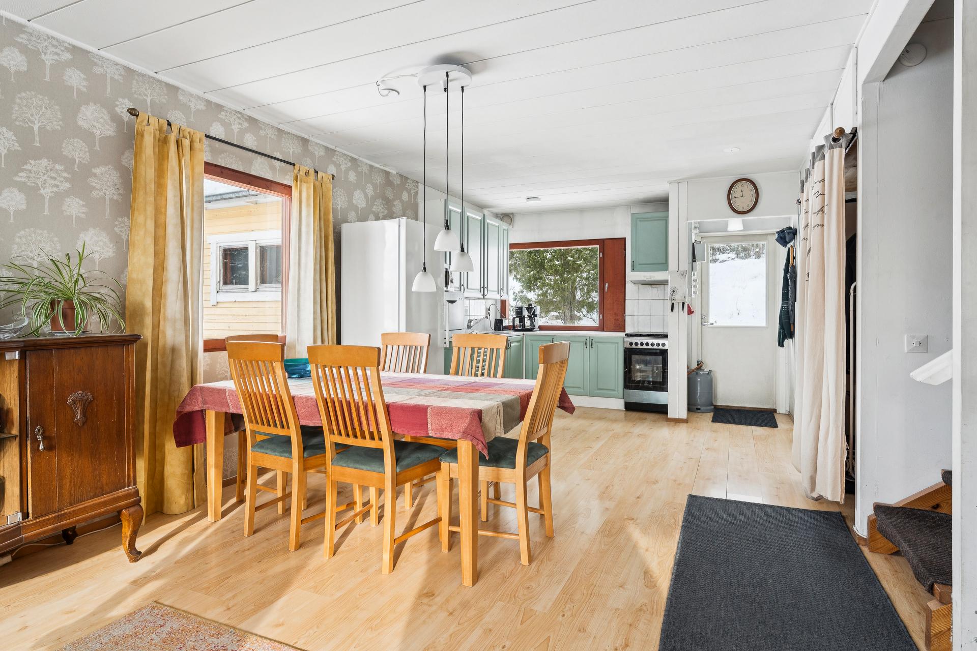 Ruokailutila-keittiö