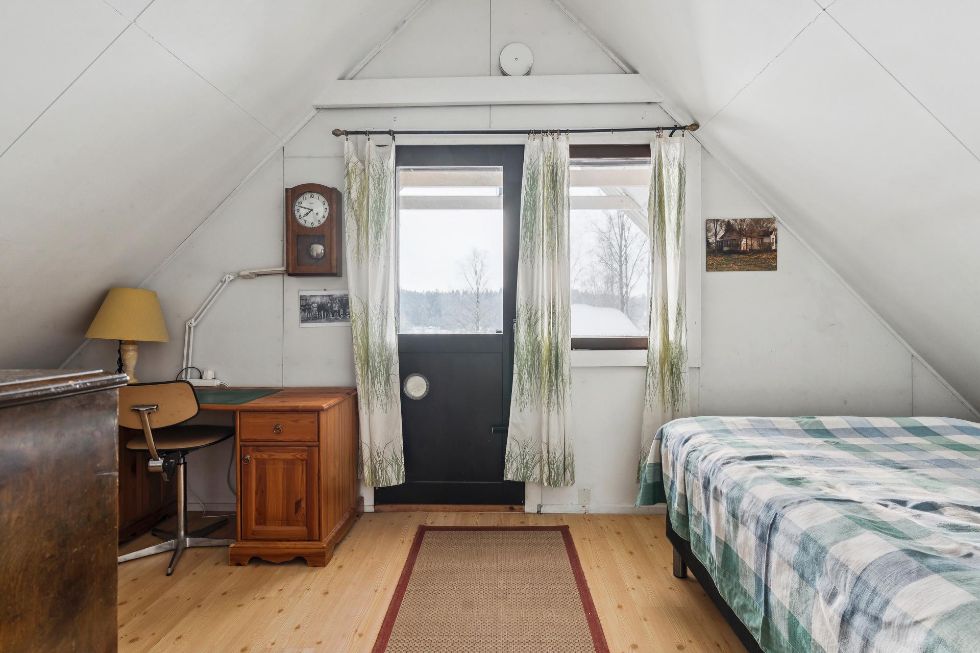 Yk makuuhuone 2, käynti parvekkeelle