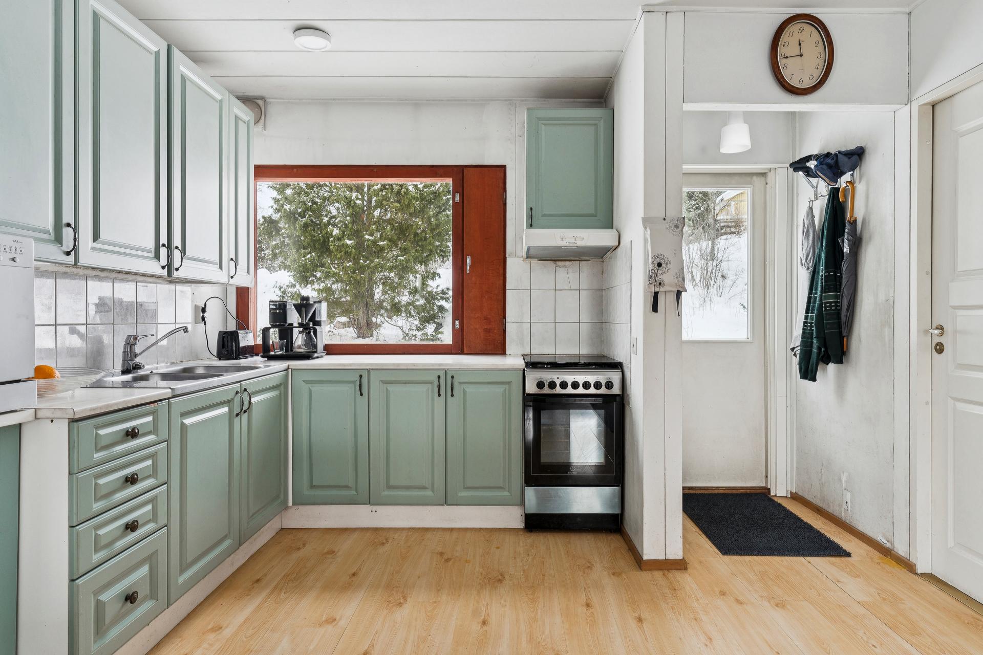 Keittiötila, käynti takapihalle