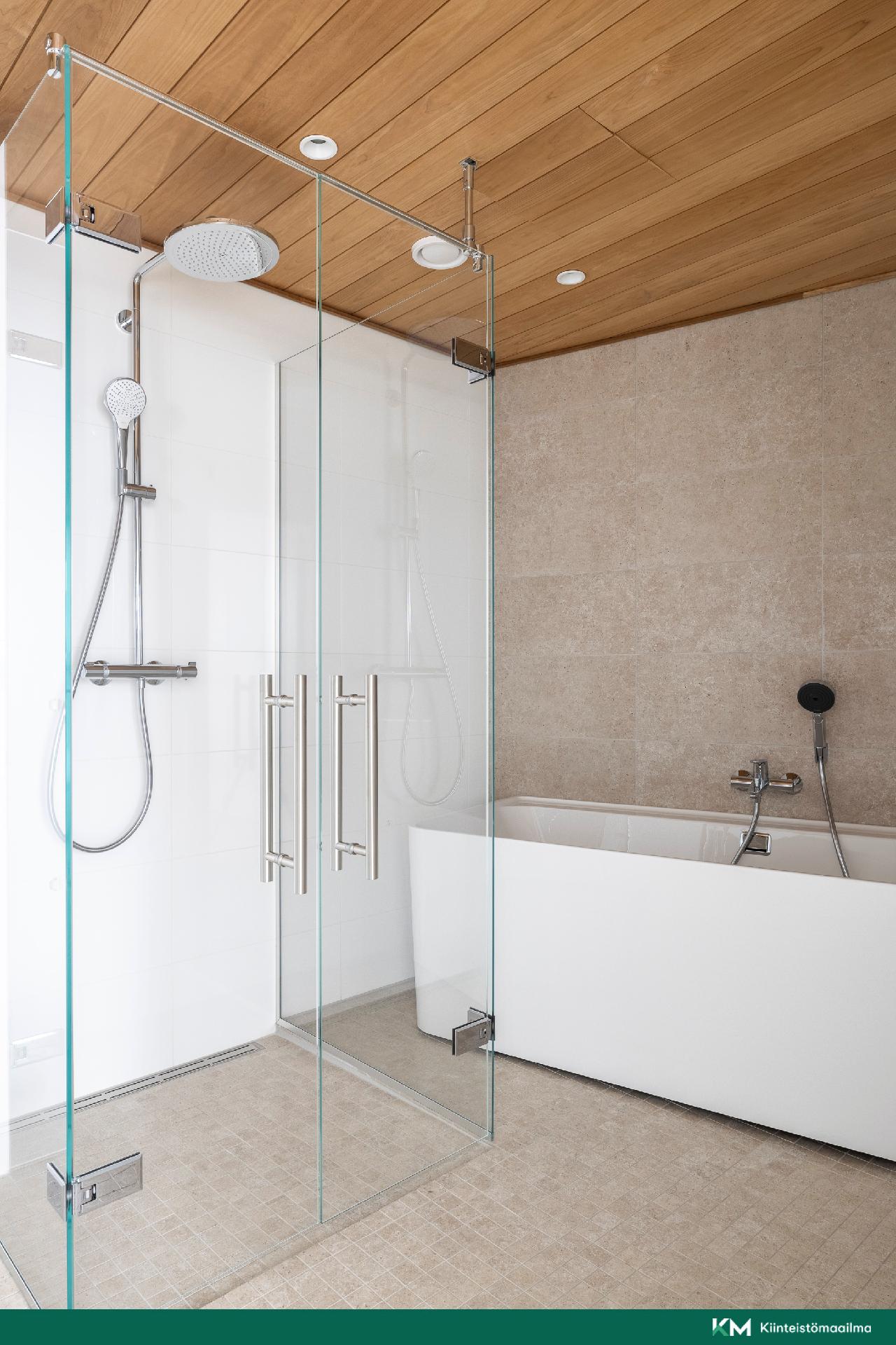 Päämakuuhuoneen kylpyhuone