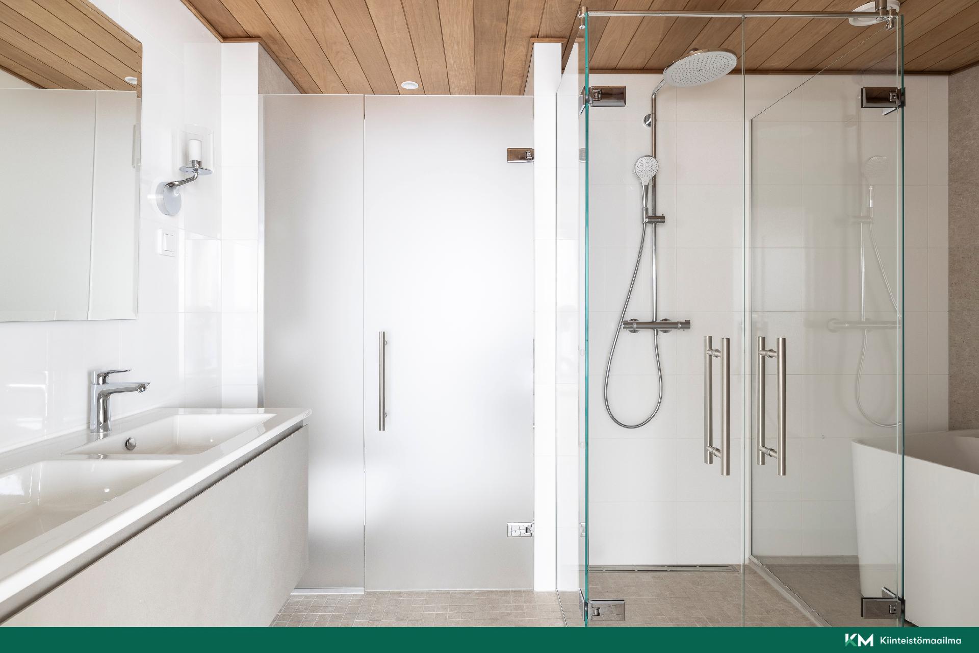 Päämakuuhuoneen kylpyhuone