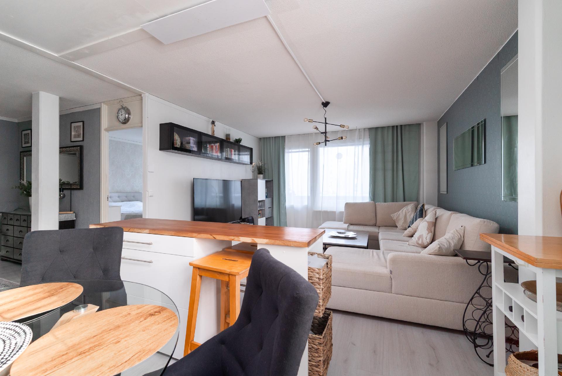 Keittiöstä olohuoneeseen päin