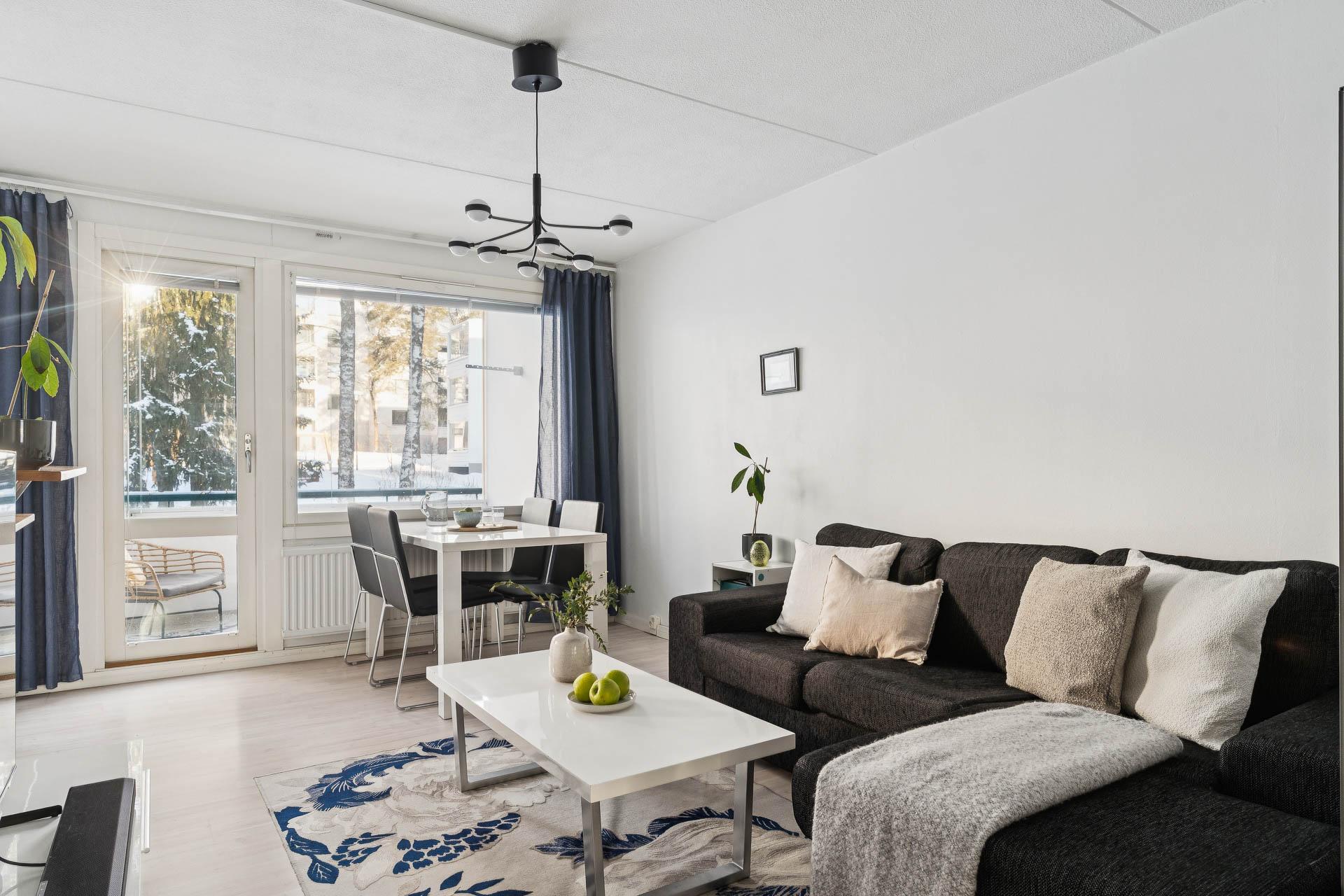 Olohuoneeseen mahtuu hyvin sohva ja pöytä