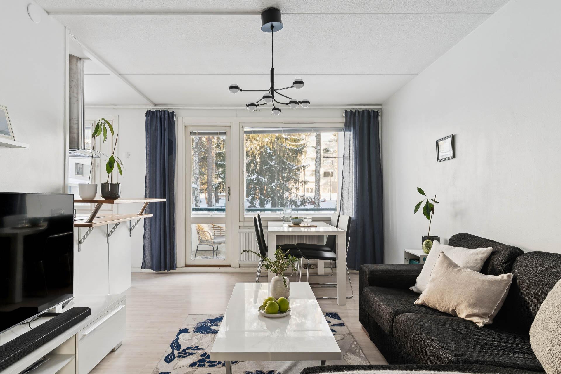 Valoisa olohuone ja avokeittiö