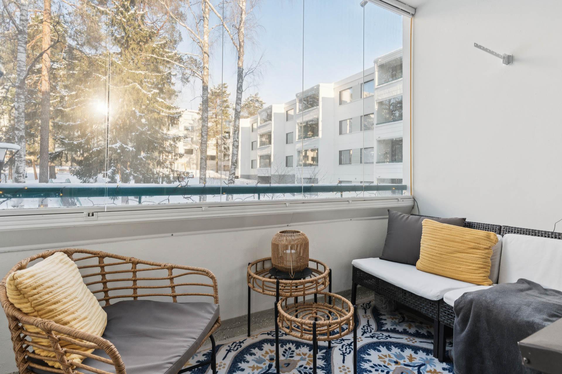 Olohuoneen yhteydessä on lasitettu parveke