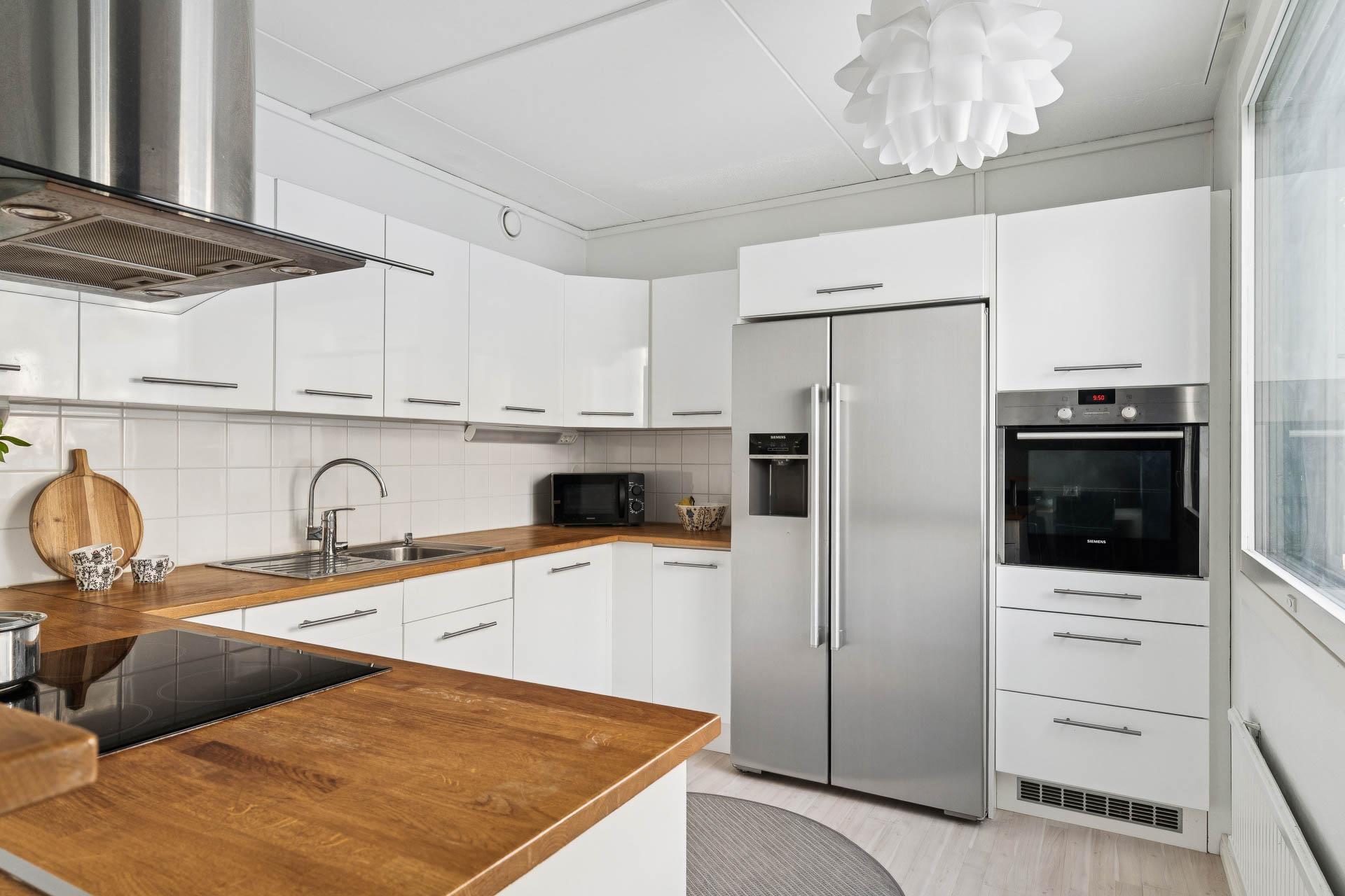 Keittiössä on hyvin kaappi ja tasotilaa kahdellekin kokille