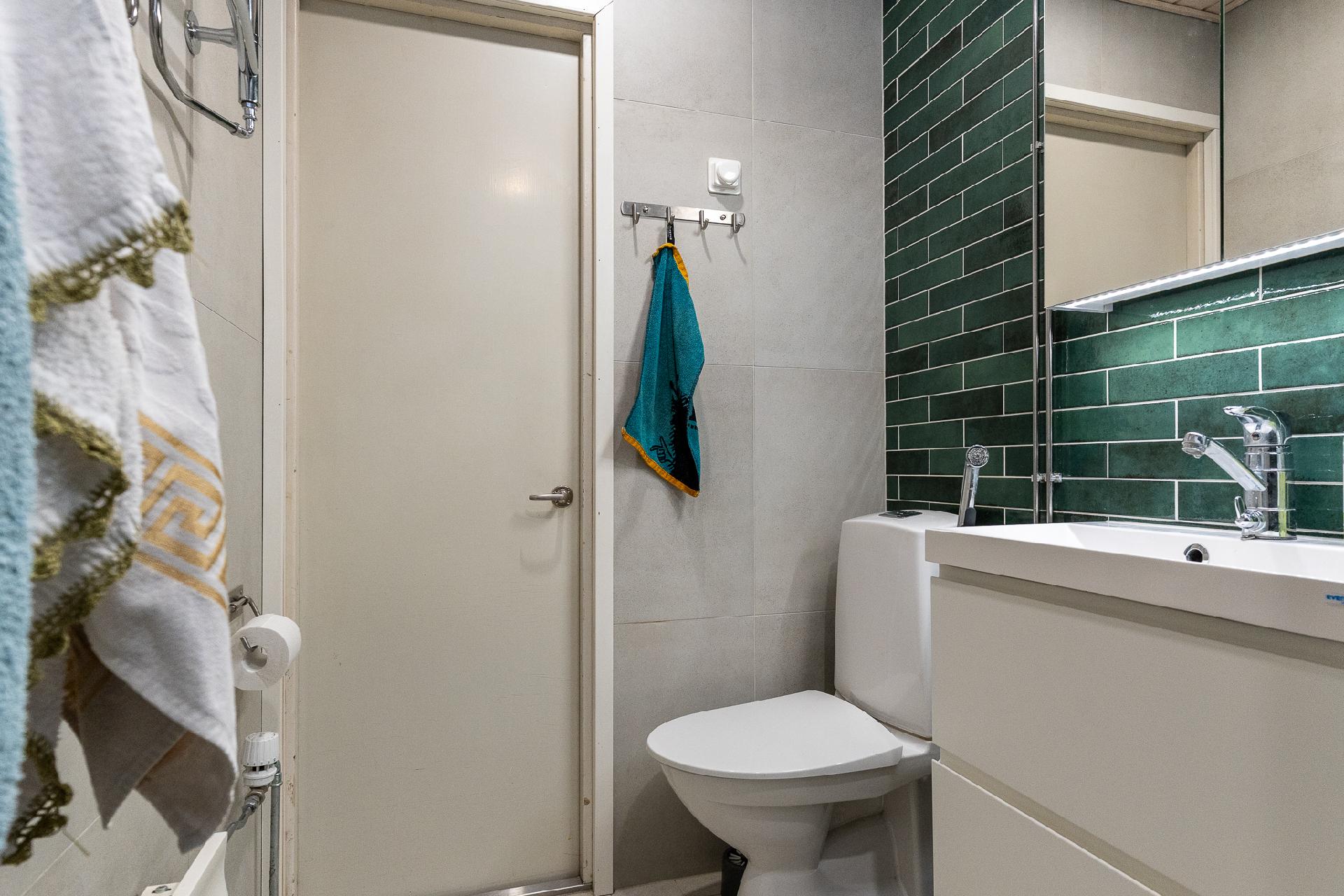 Kylpyhuoneeseen lisätty wc-istuin remontin yhteydessä