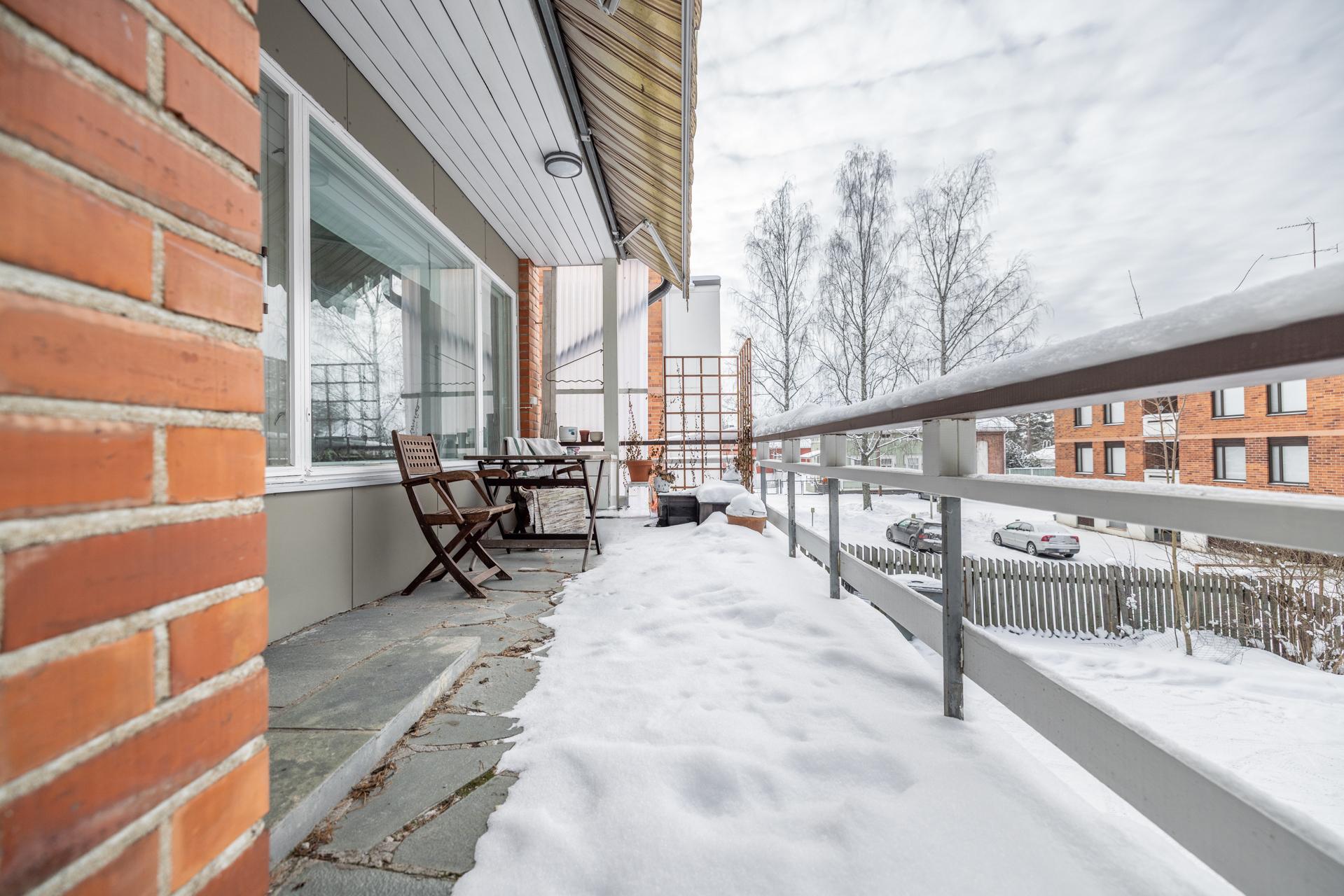 Parveke ilta-auringon suuntaan