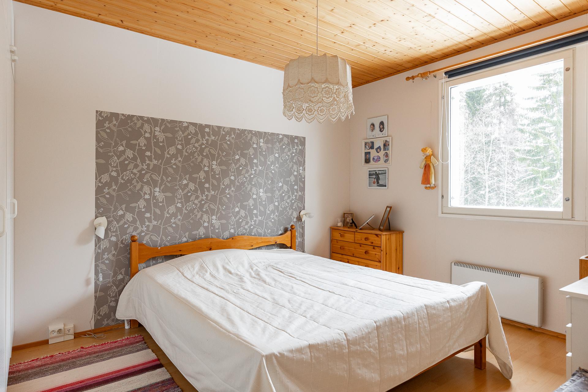 Yläkerran makuuhuone 1