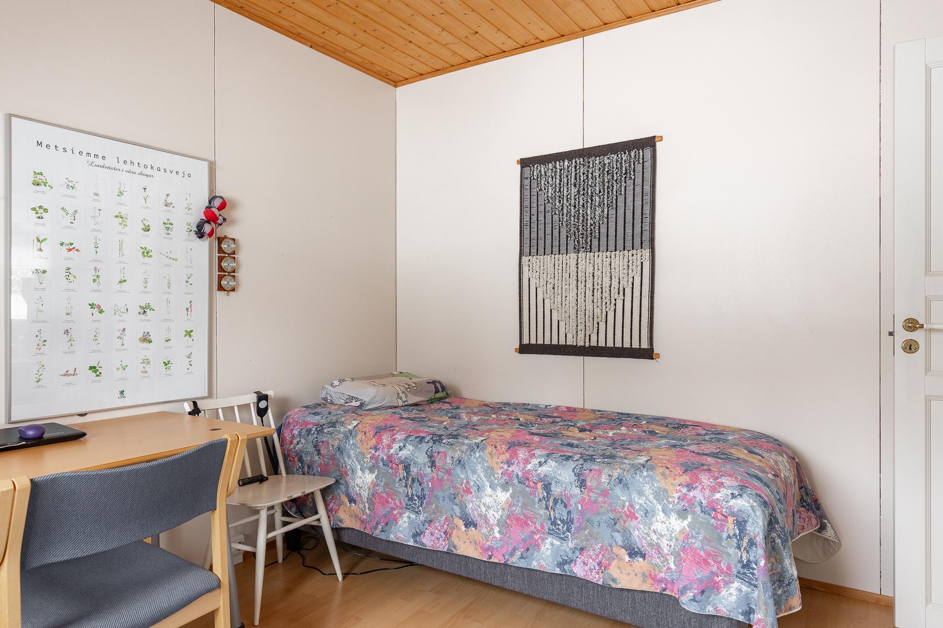 Yläkerran makuuhuone 2