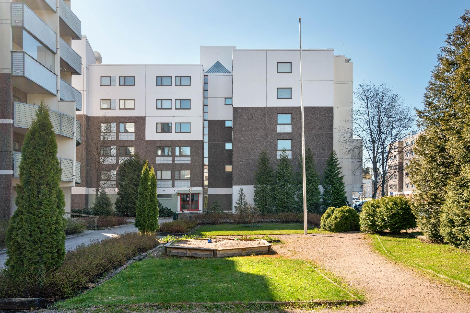 Taloyhtiön sisäpihaa