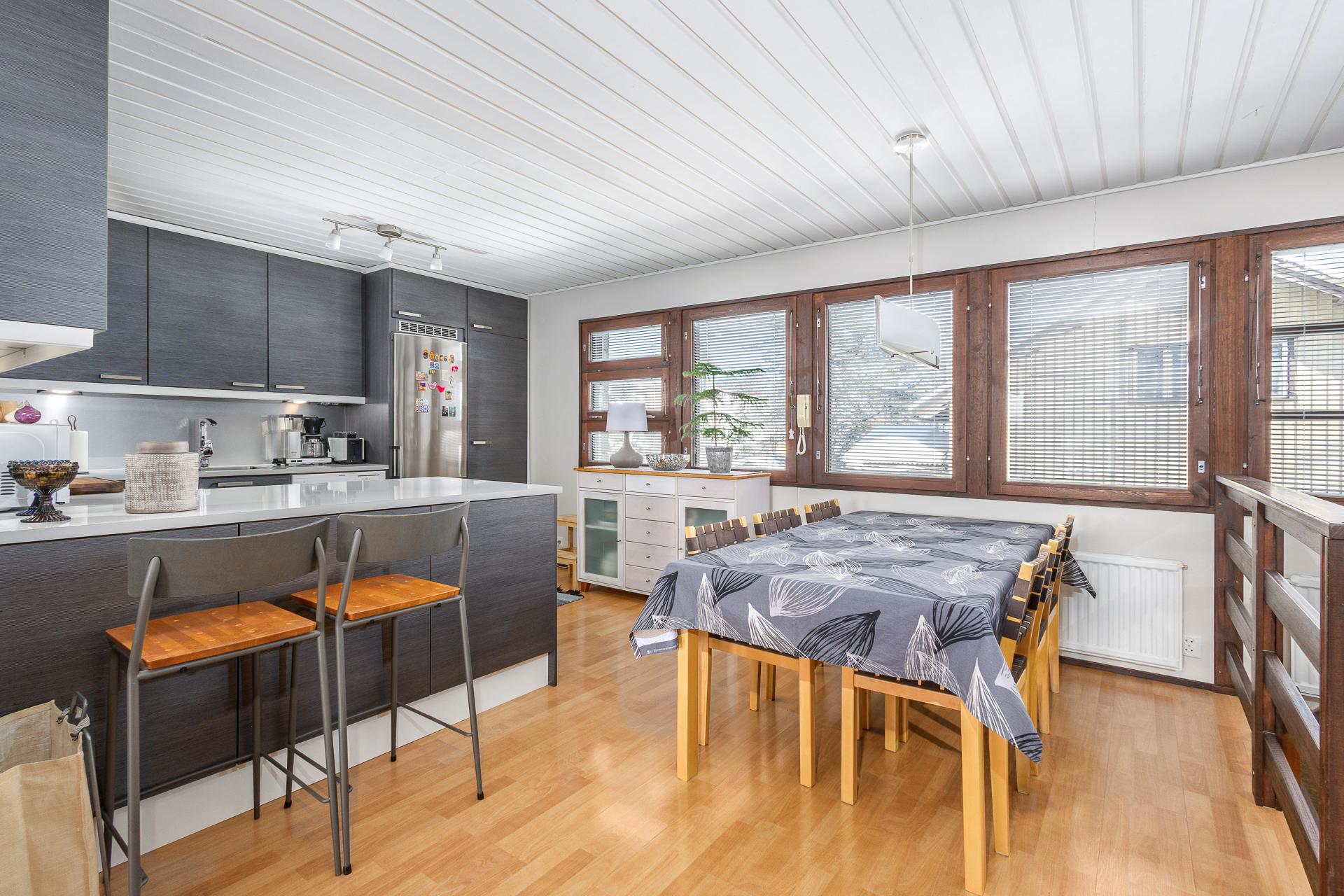 tilava ja valoisa avokeittiö