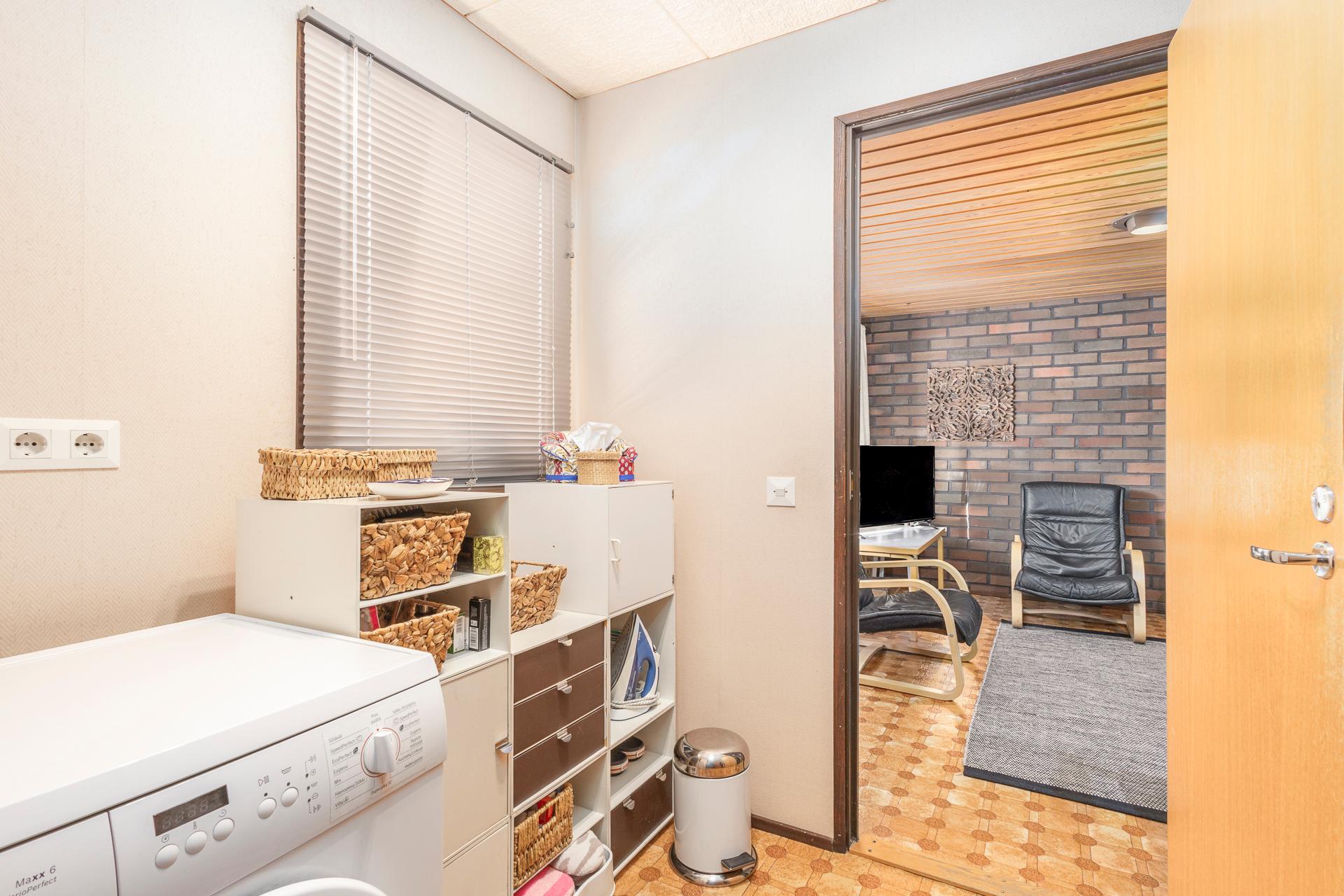 kodinhoitotilasta käynti takkahuoneeseen