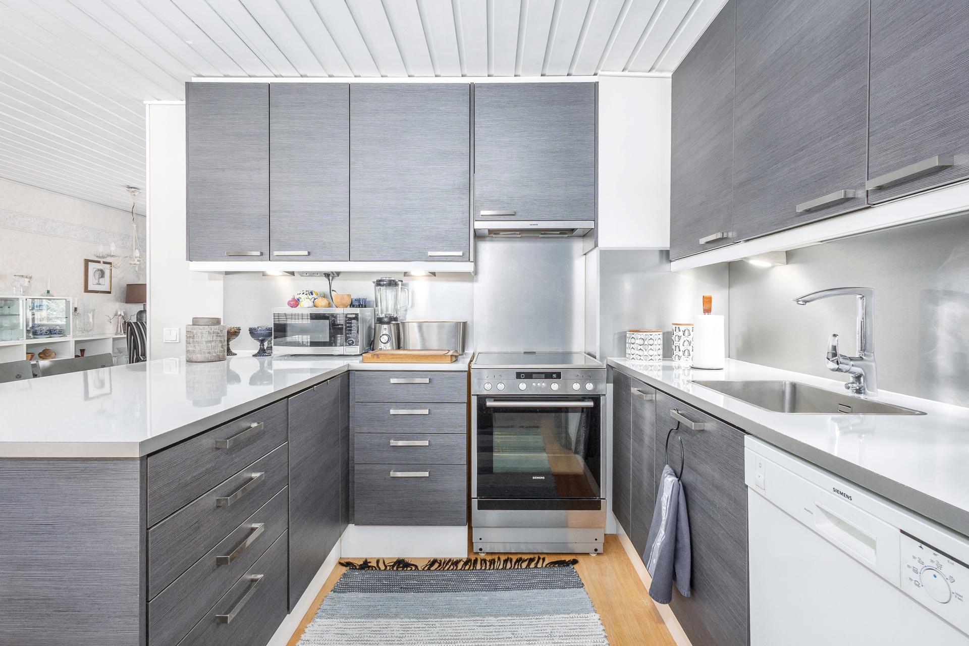 keittiössä paljon lasku- ja kaappitilaa