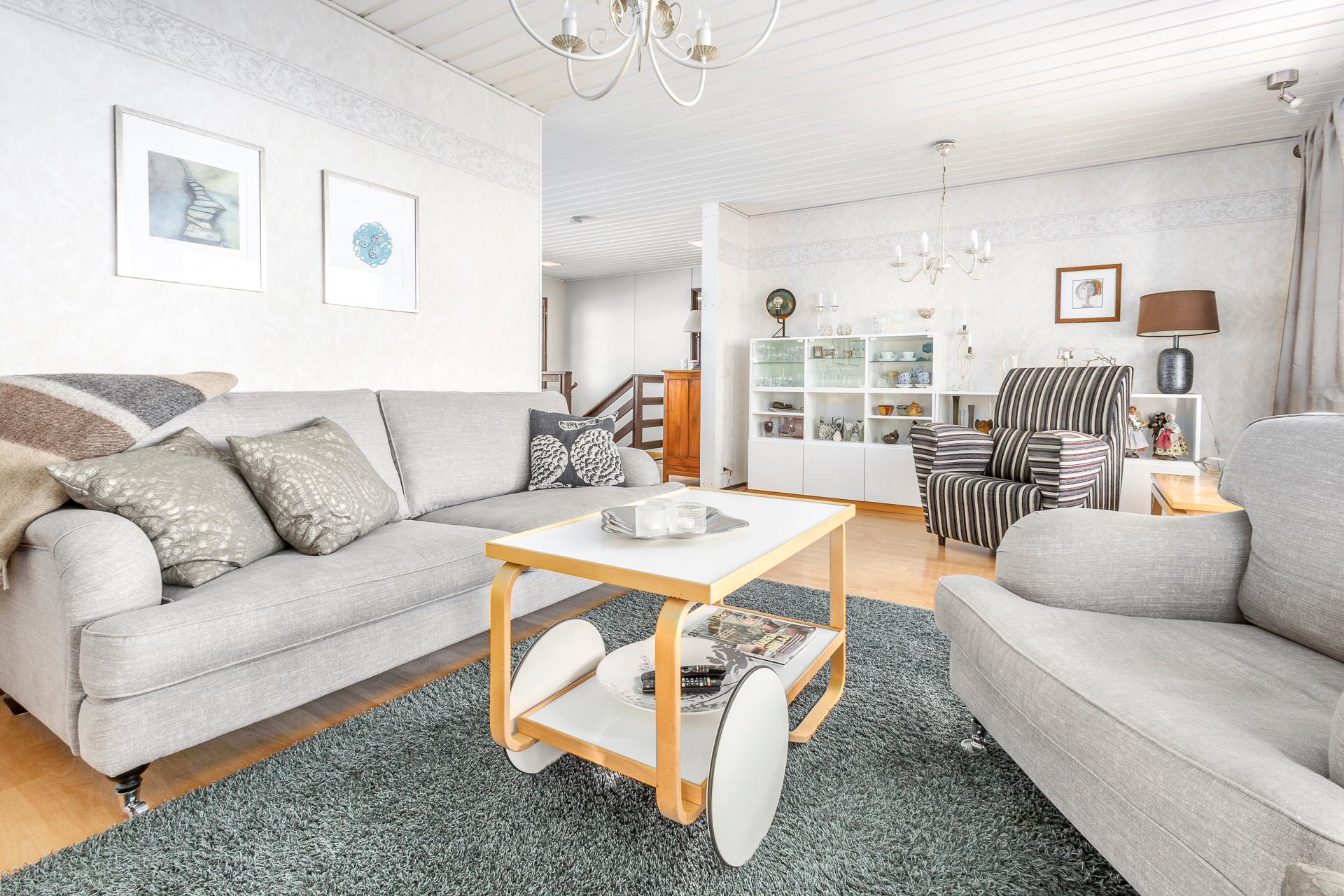 suuri ja valoisa olohuone