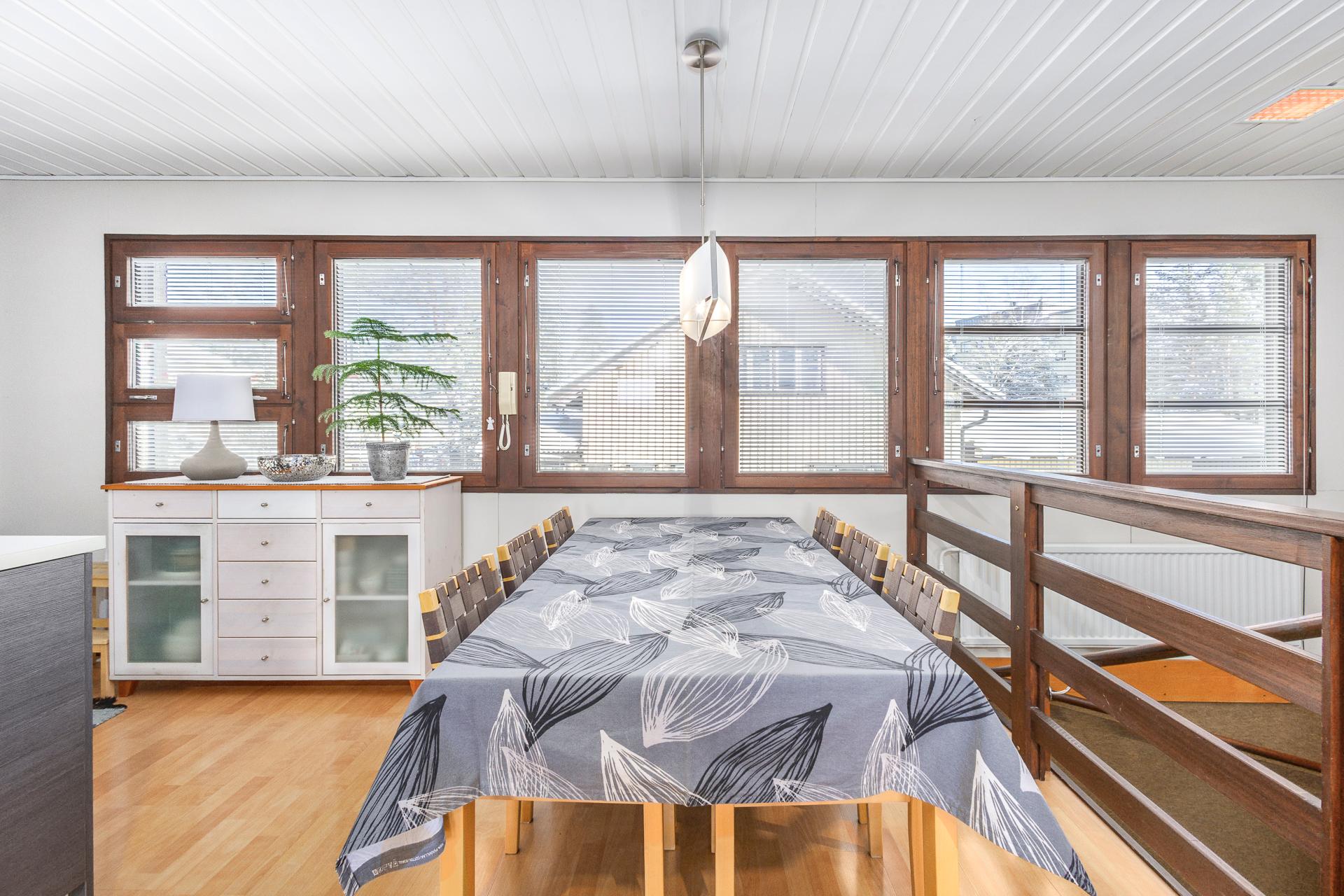 tilaa ruokailuryhmälle