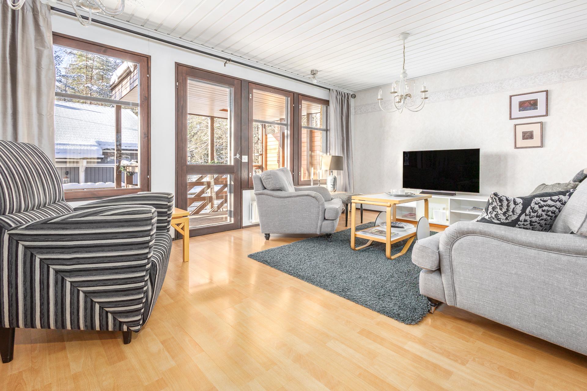 tilava ja valoista olohuone