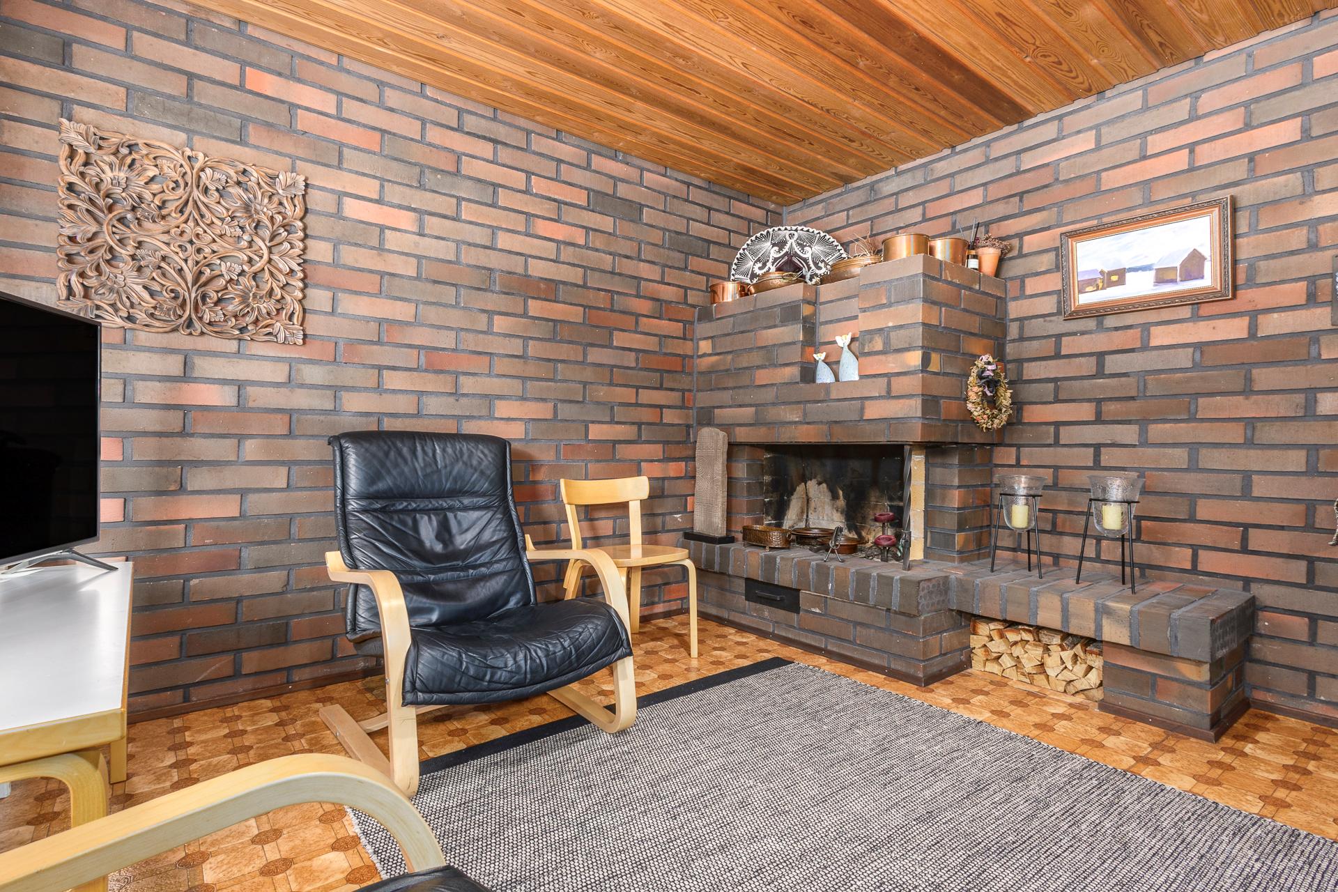 tiiliseinät ja avotakka