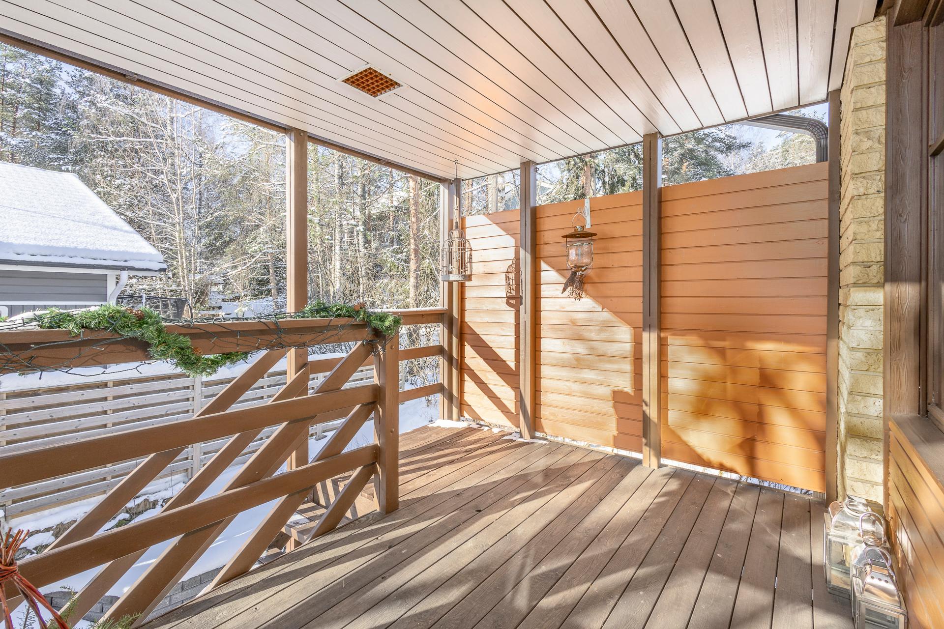 yläkerran suojaisa parveke