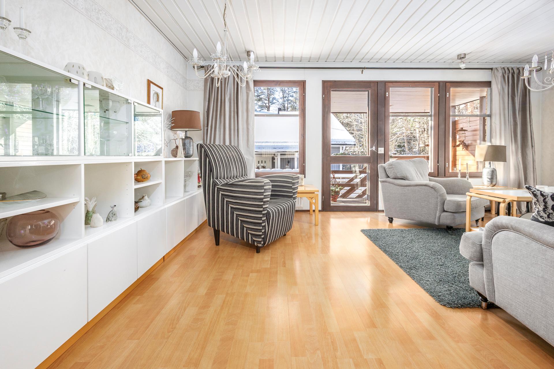 olohuoneesta käynti parvekkeelle