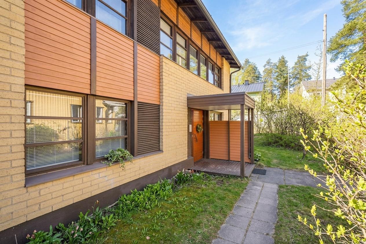 sisäänkäynti kevätaikaan