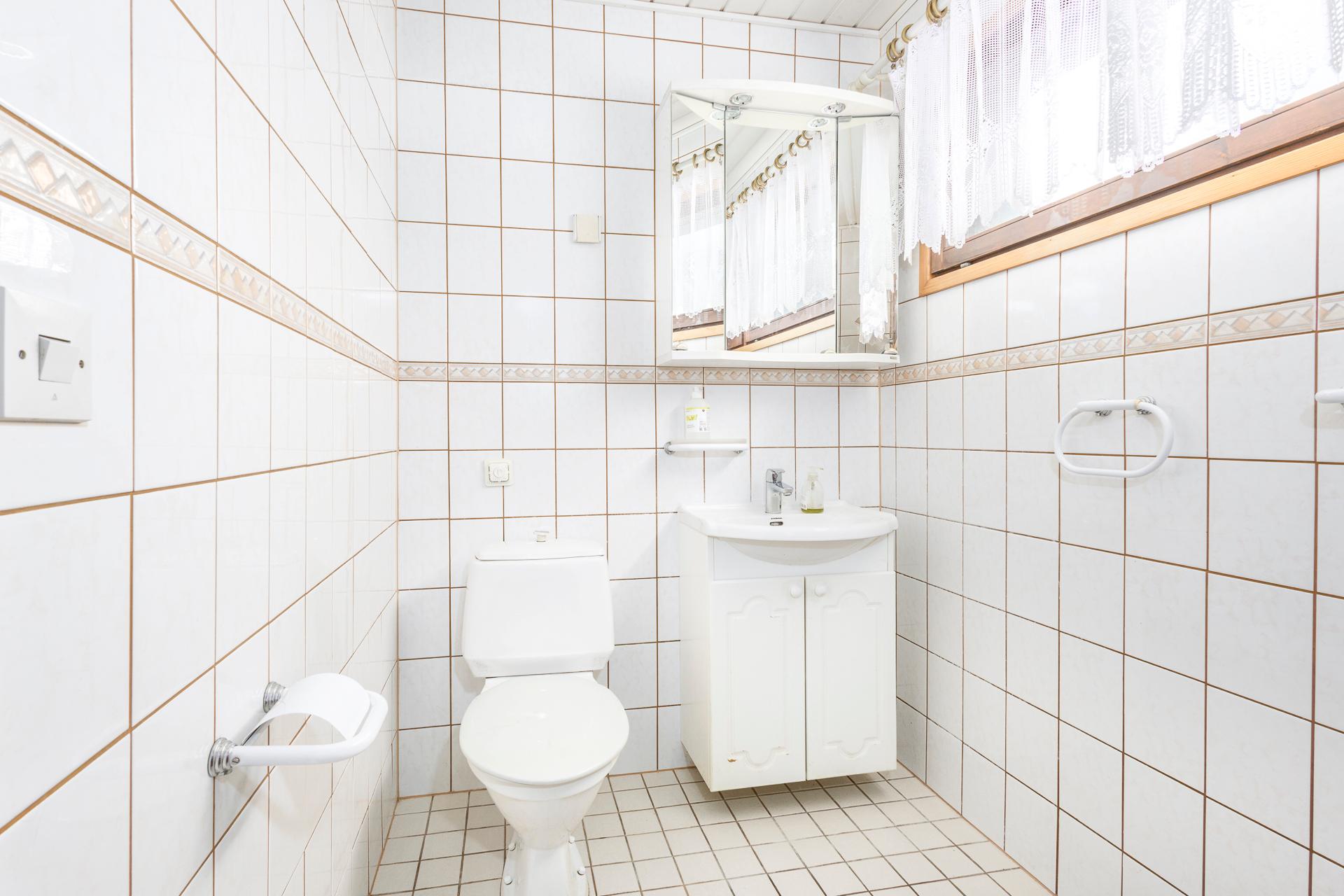 Alakerran wc/pukuhuone