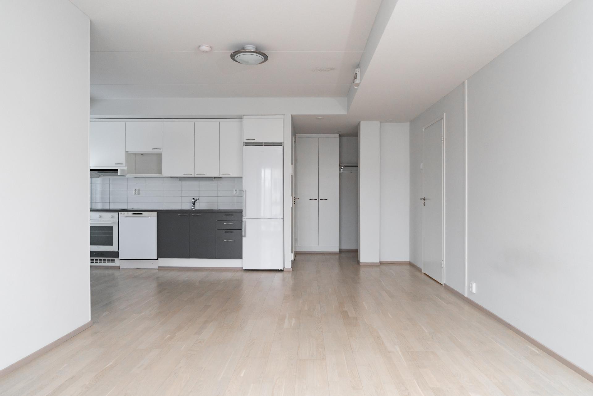 Olohuoneesta keittiöön päin